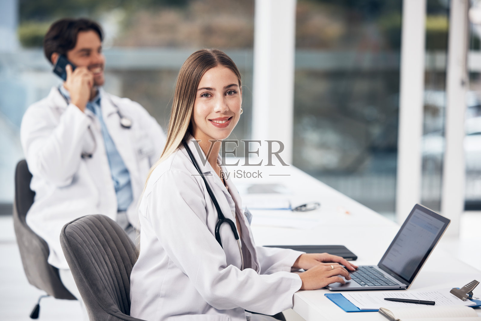 笔记本电脑，肖像或医生与研究，医疗更新或远程保健网络服务在医院诊所。女性，微笑或外科医生在专业医疗保健键入电子邮件信息的数字技术照片摄影图片