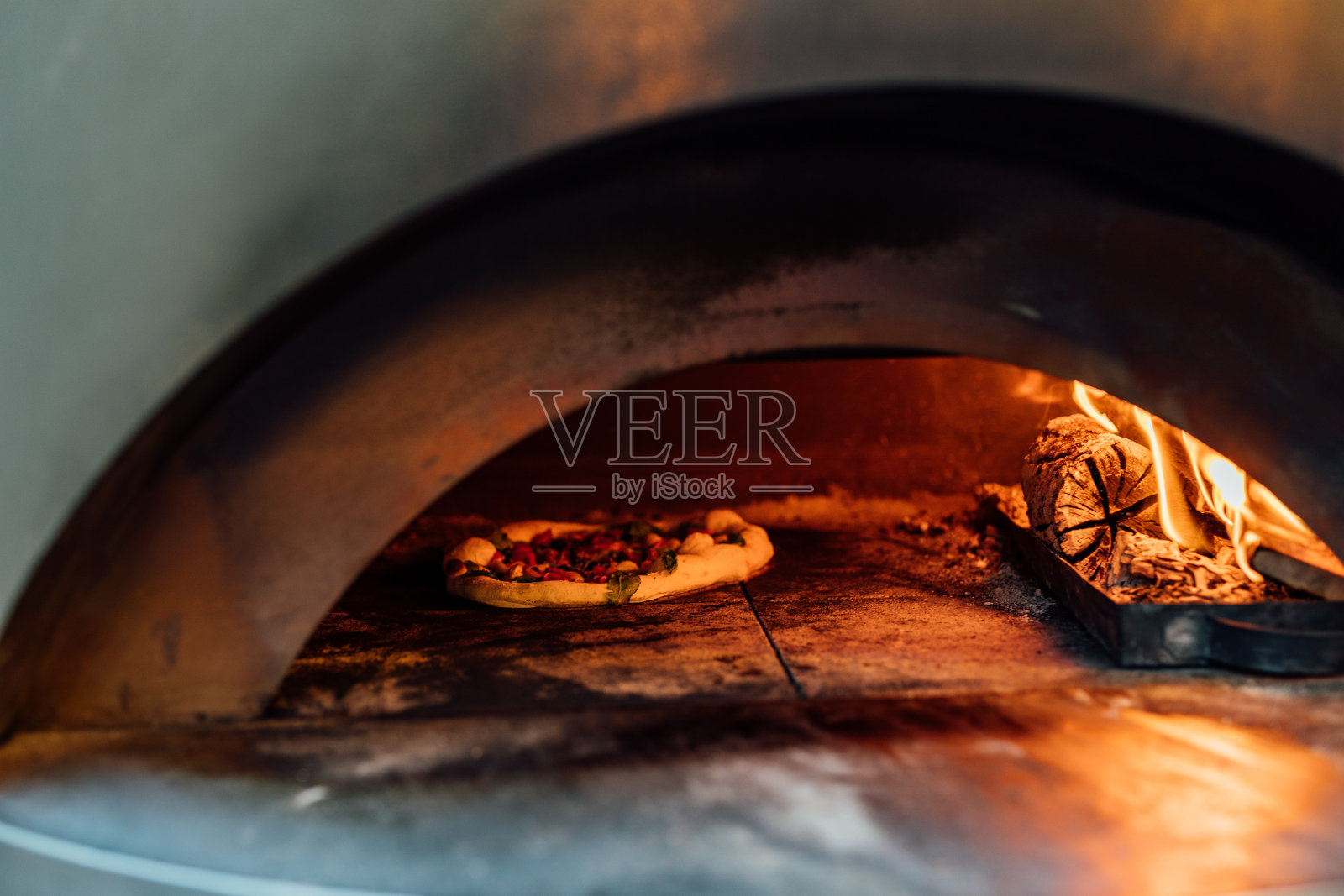 烘焙和供应皮塔饼、披萨和新鲜面包照片摄影图片