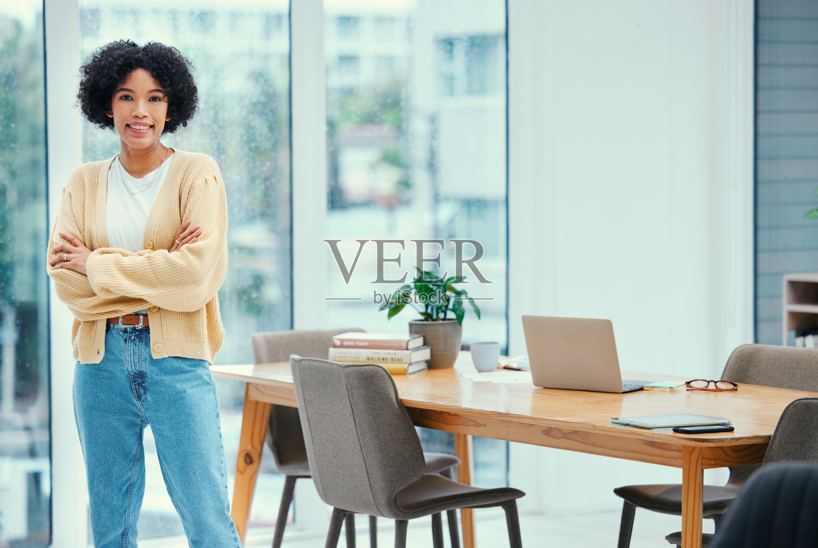 肖像，微笑和双臂交叉在办公室的商务女性快乐，自信和专业。面子、骄傲和女性创业者对创业广告公司、公司或职业目标的骄傲照片摄影图片