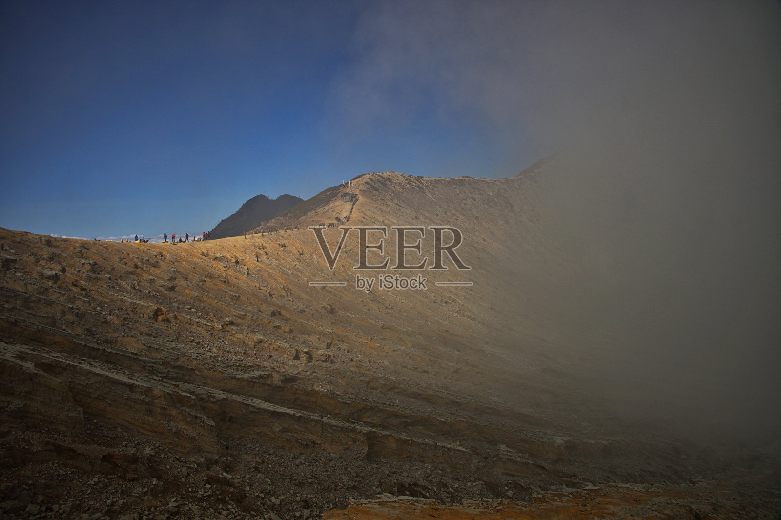 伊真火山的边缘有云照片摄影图片