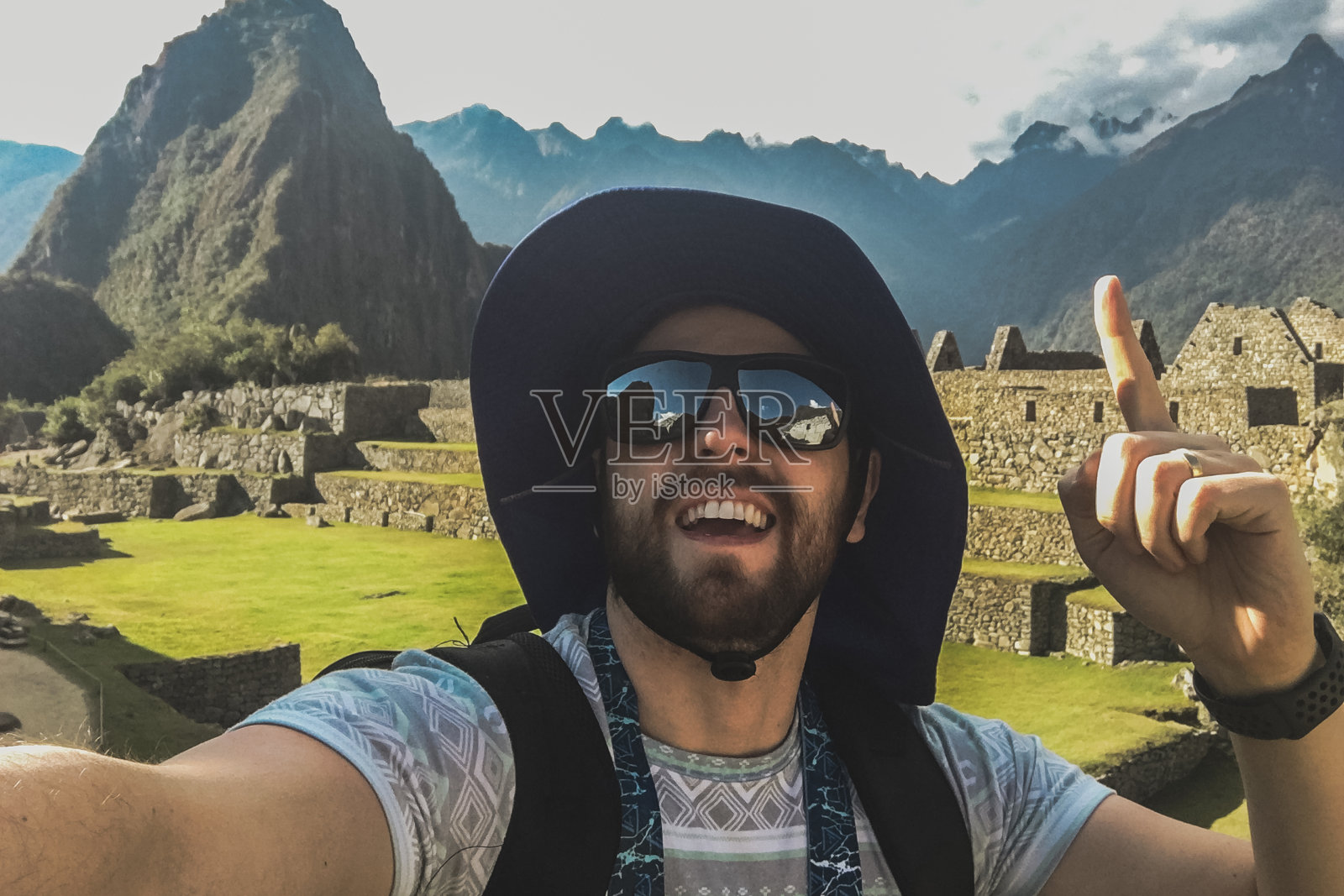 参观秘鲁马丘比丘的游客用手机拍摄的照片照片摄影图片