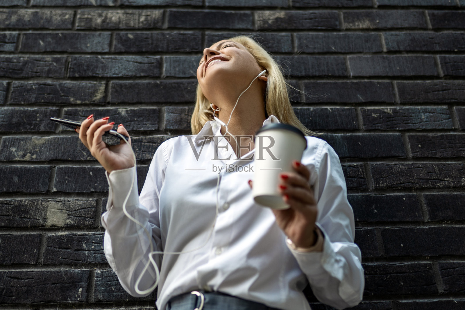 女人的咖啡，智能手机和建筑视图照片摄影图片