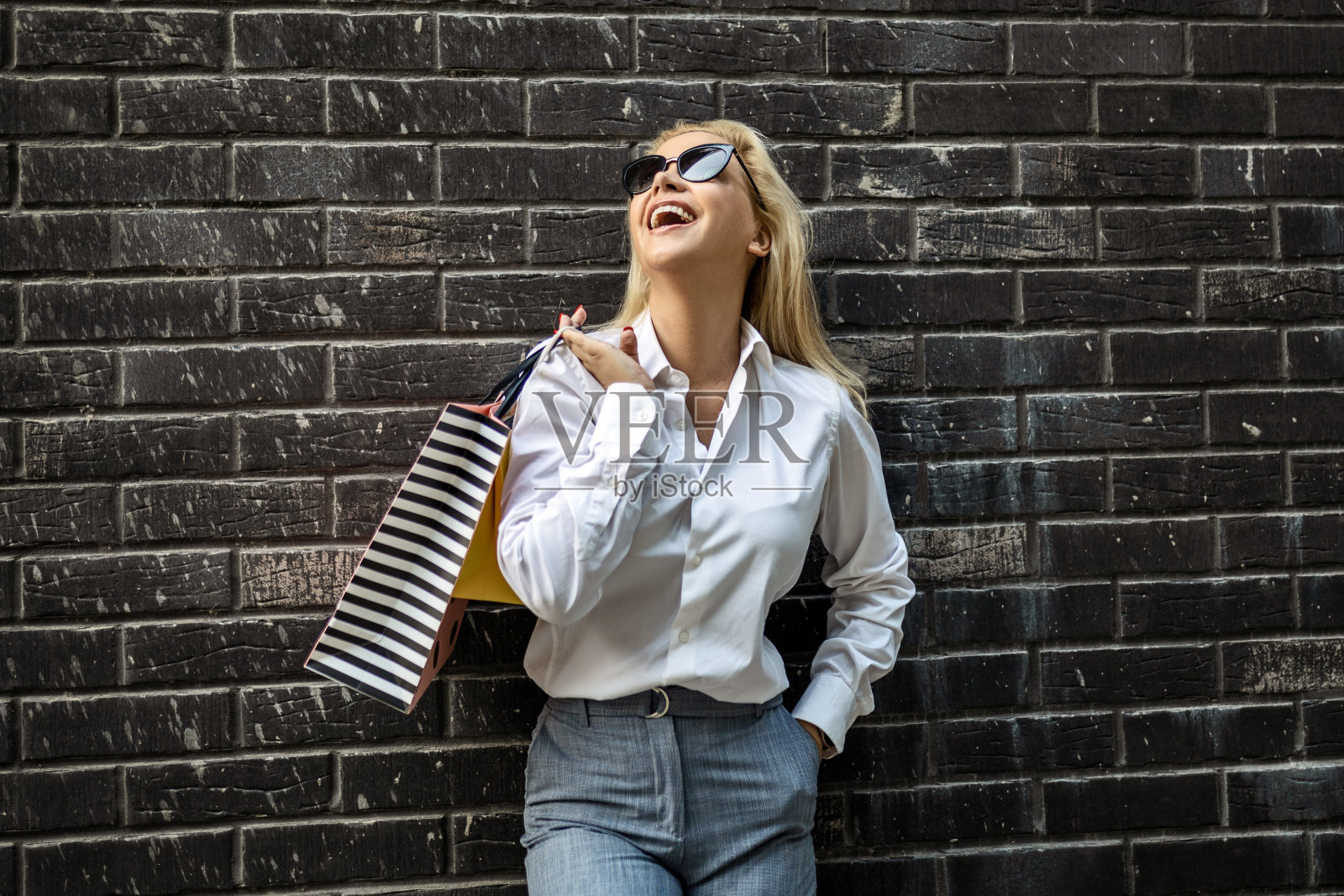 时尚城市探索者照片摄影图片