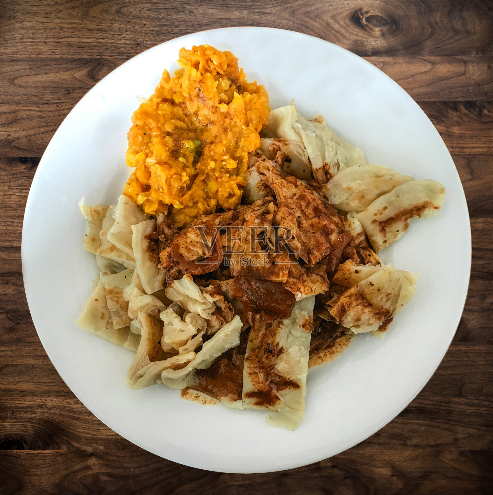 扁豆咖喱和鱼咖喱，纯帕拉塔罗蒂，咖喱扁豆和鱼咖喱，达哈尔和帕拉塔罗蒂照片摄影图片