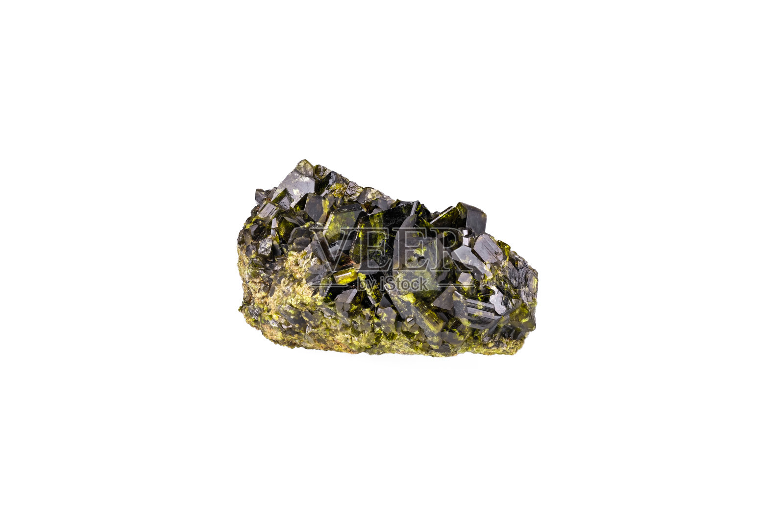 绿色绿帘石晶体晶体宏观细节白色孤立背景照片摄影图片