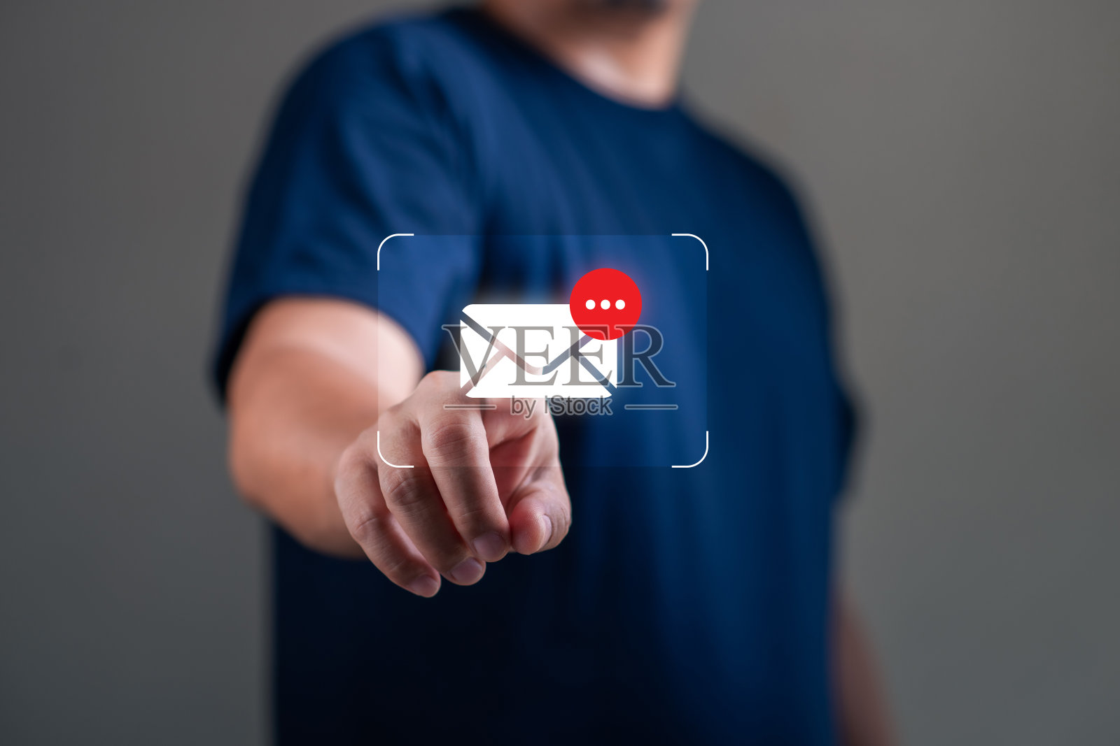 新的邮件通知概念，邮件营销，man touch inbox received email icon on virtual screen，数字营销。照片摄影图片