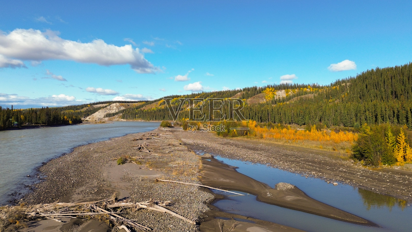 无人机在阿拉斯加内陆不断变化的荒野上空飞行照片摄影图片
