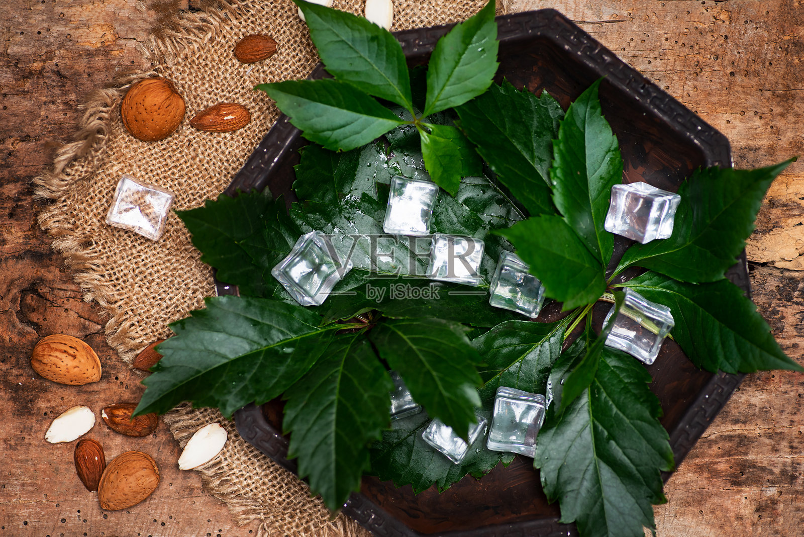 装上树叶、冰块和坚果照片摄影图片