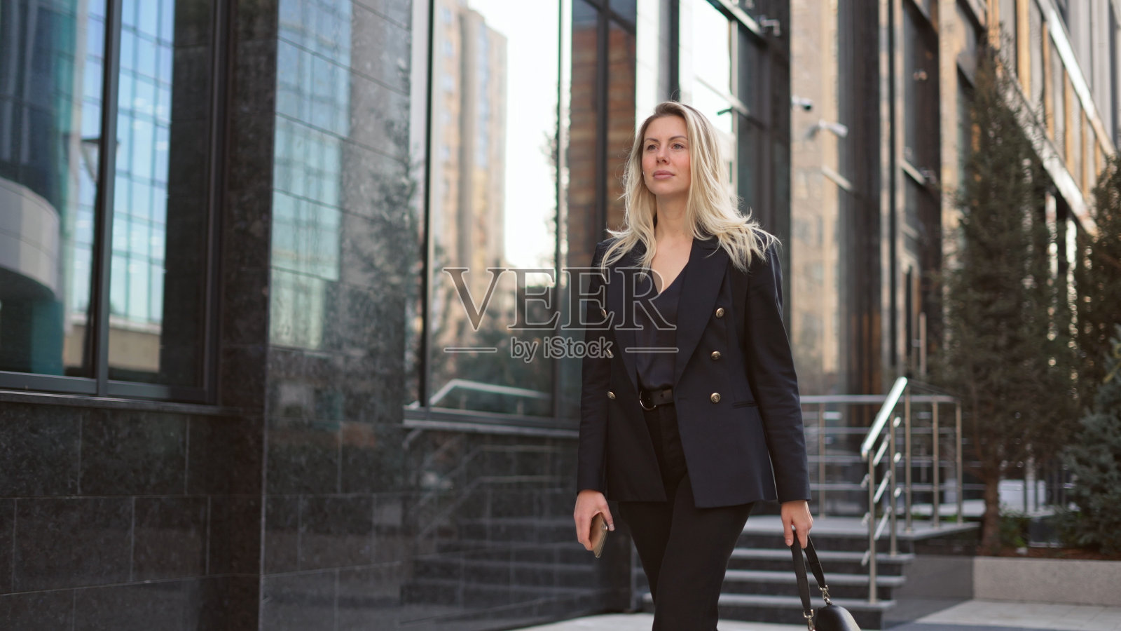 严肃自信的金发女商人。成功迷人的女老板。照片摄影图片