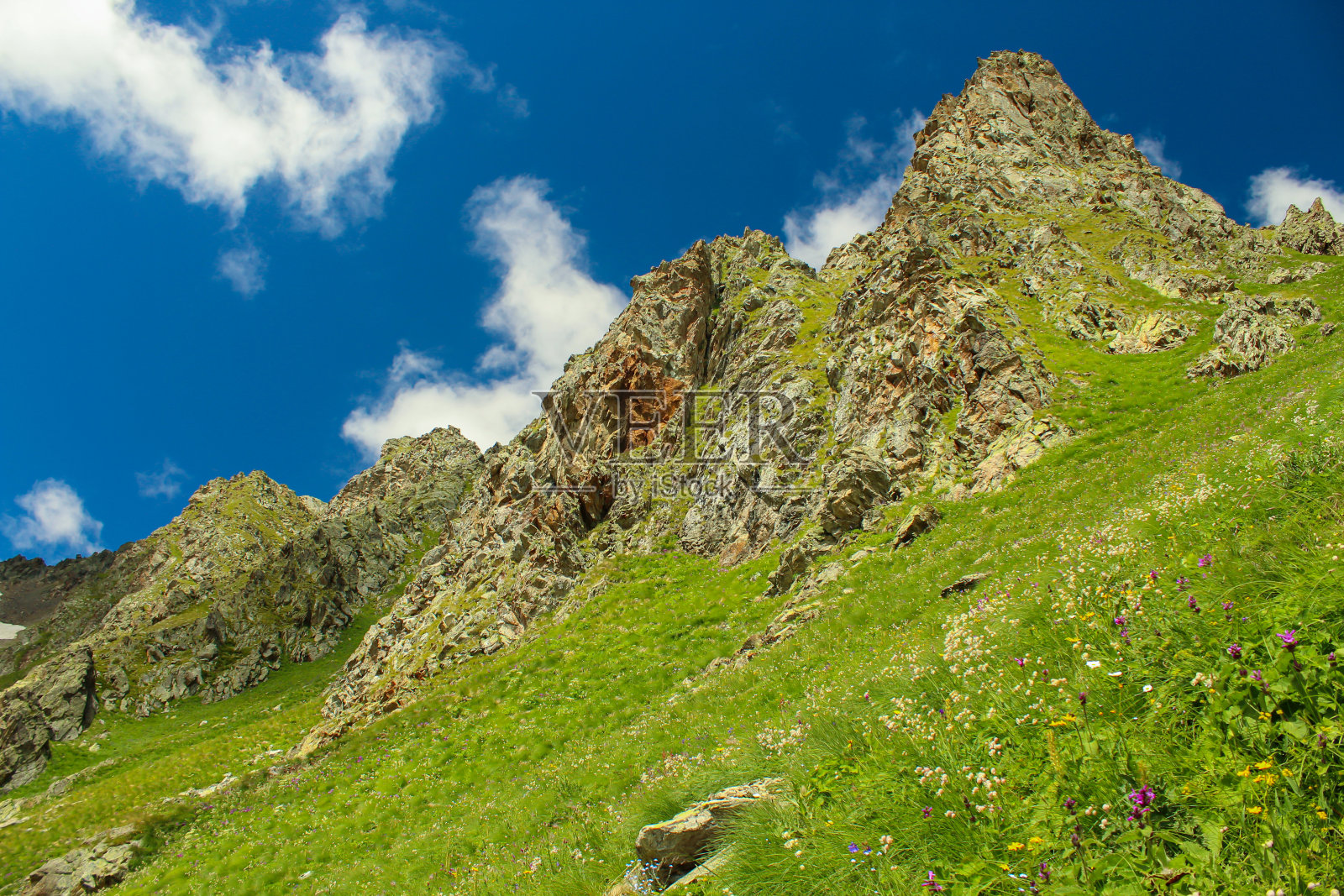 美丽的夏季高加索山脉景观。阿尔奇兹白天的全景照片摄影图片