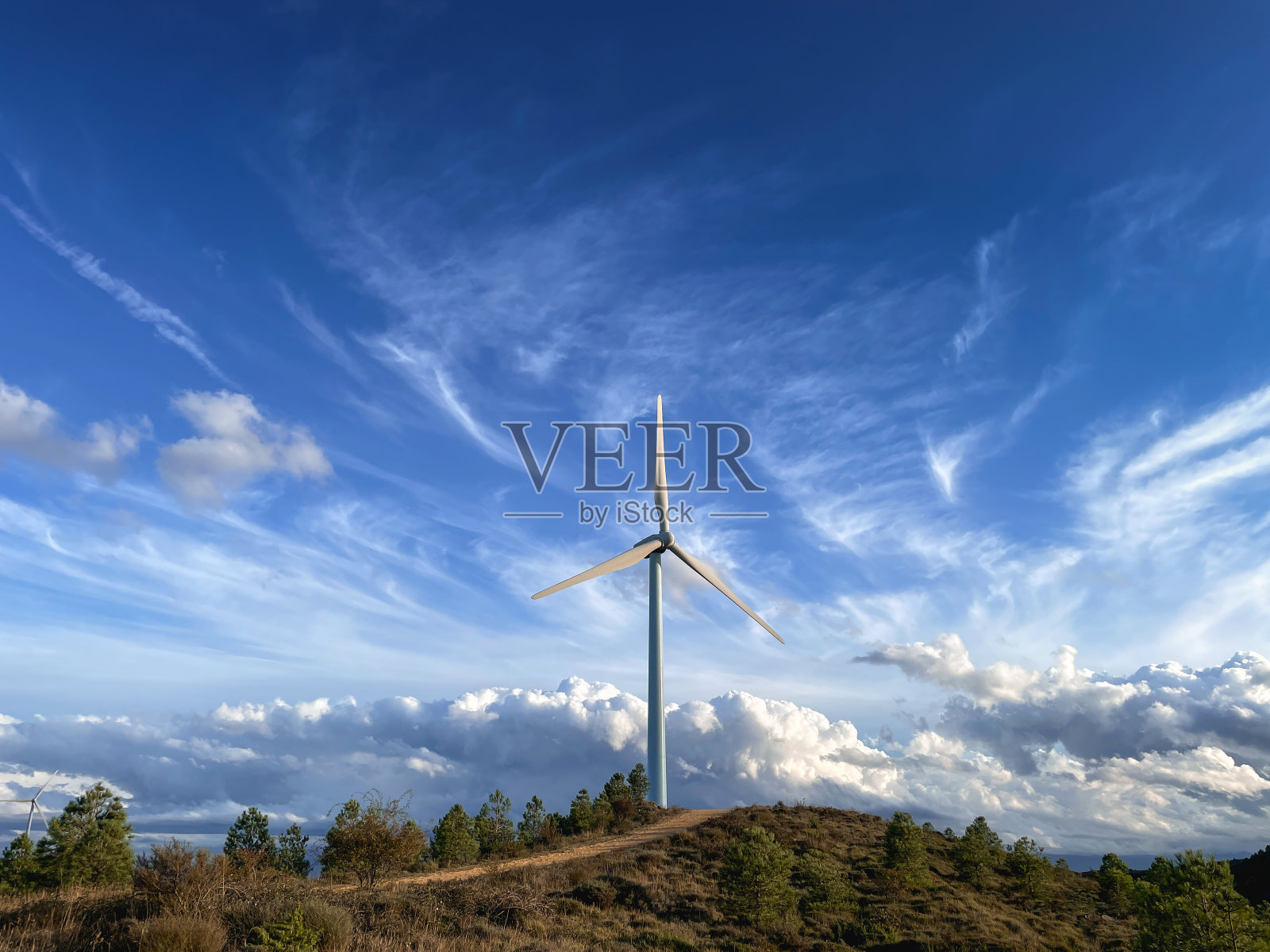 风力涡轮机和蓝天与复制空间。可再生能源概念。照片摄影图片