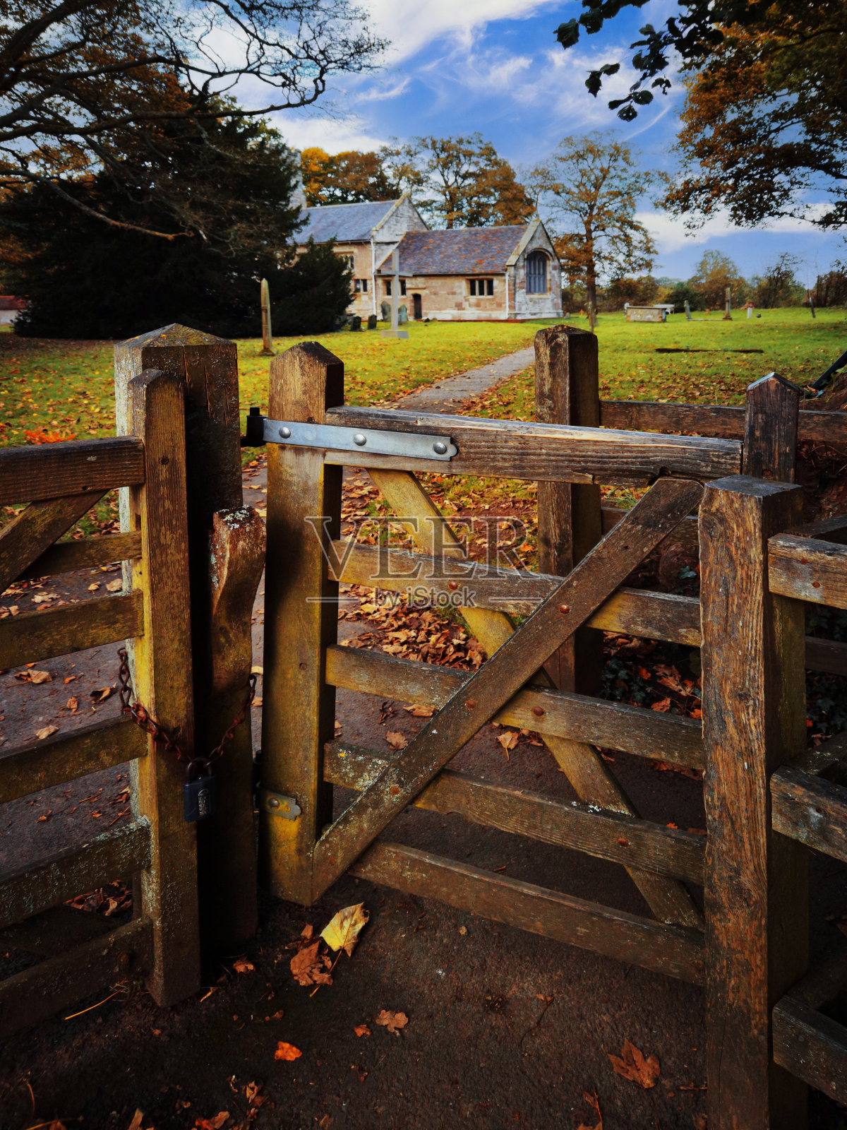 漫步步道，秋日自然，户外景观环境优美照片摄影图片