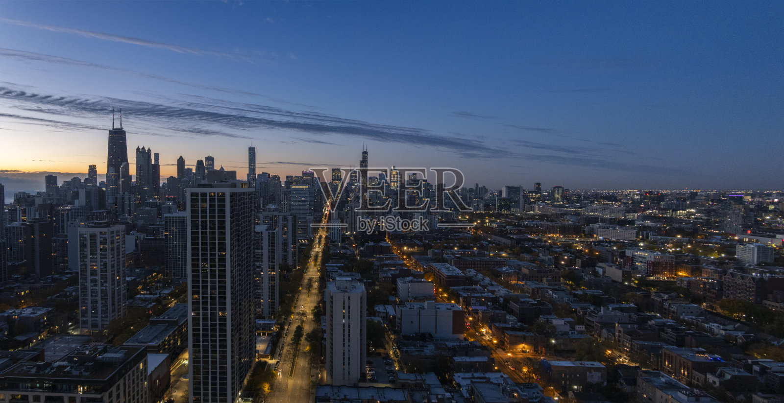 芝加哥黎明时的全景高视角。照片摄影图片