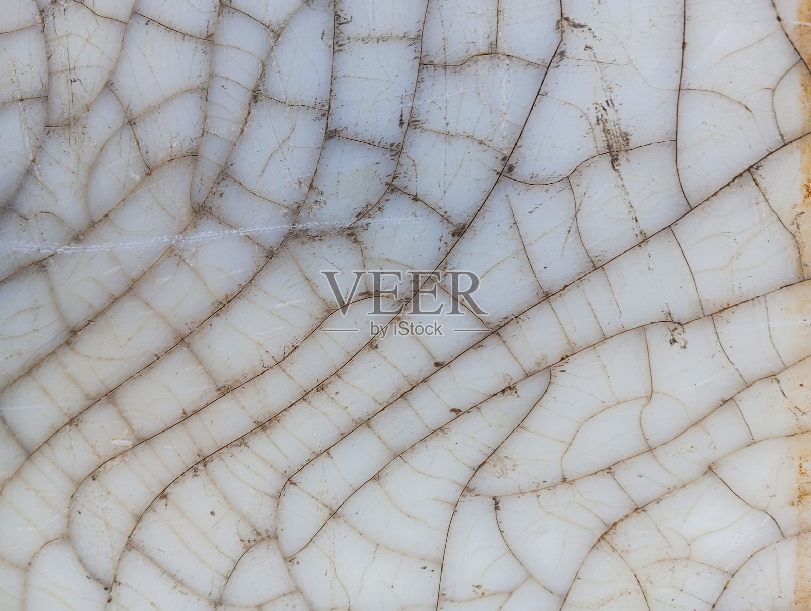 风化开裂的塑料板。抽象的垃圾背景。照片摄影图片