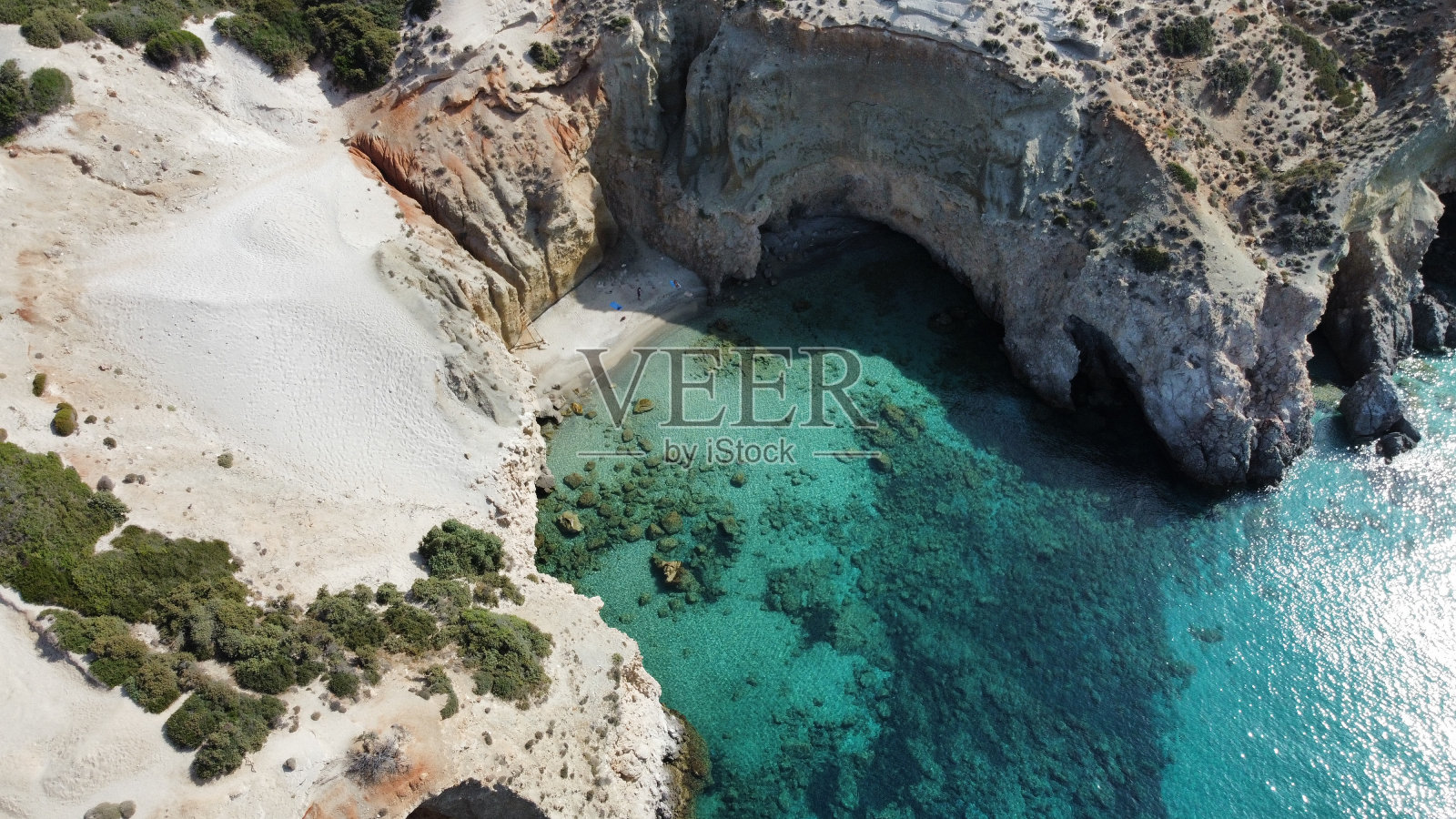 茨格拉多海滩，米洛斯岛，基克拉迪群岛，希腊，爱琴海。无人机的观点照片摄影图片