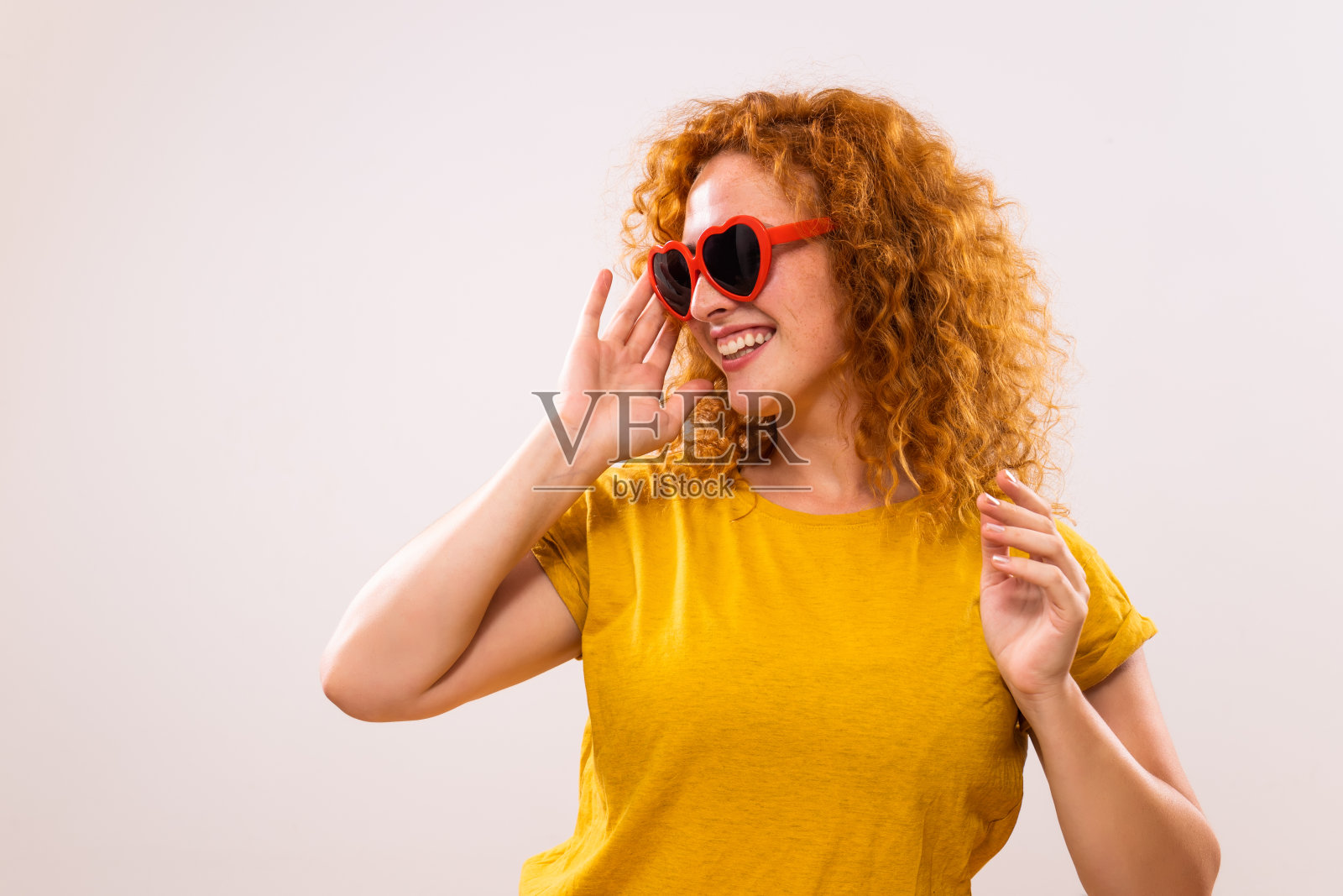 戴着红心型墨镜的快乐姜色女人照片摄影图片