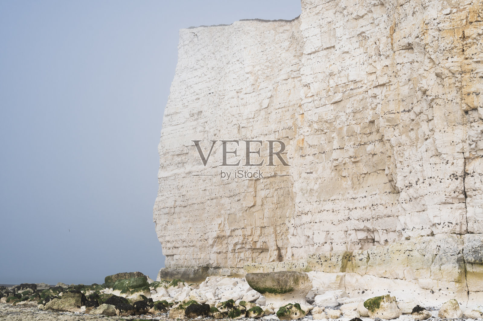 希福德附近的希望峡海滩，雾蒙蒙的一天照片摄影图片