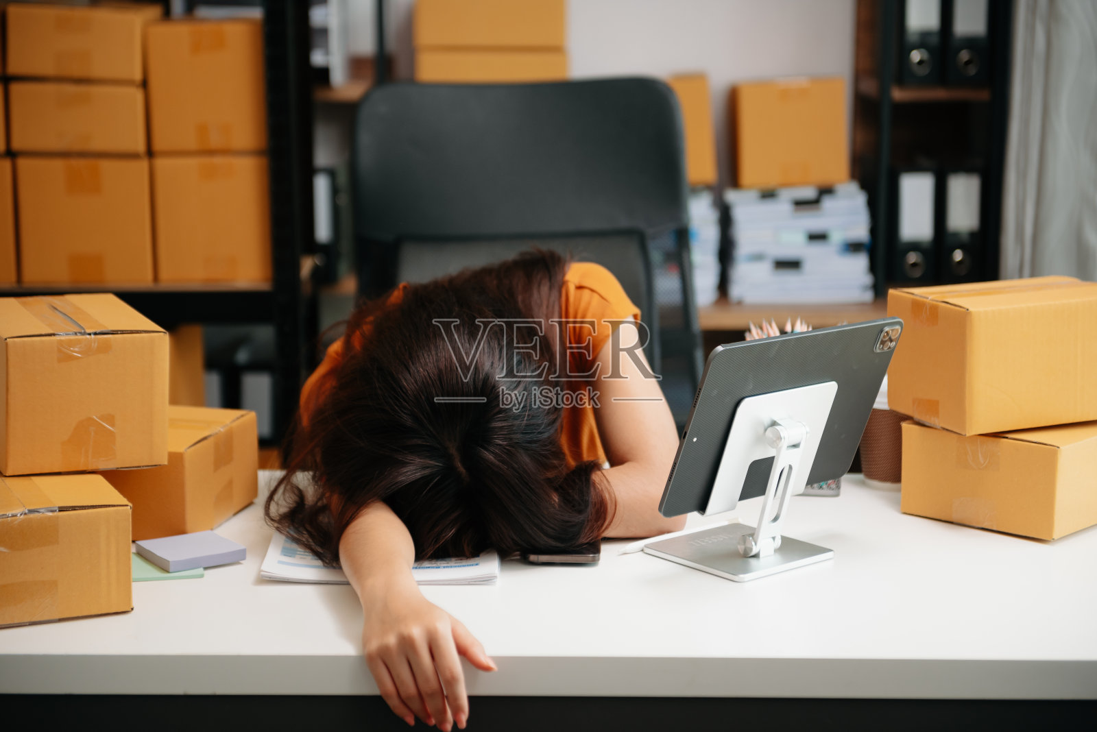 亚洲女性中小企业在家里工作时带着一个盒子。创业小企业主，中小企业小企业家和交付理念。照片摄影图片