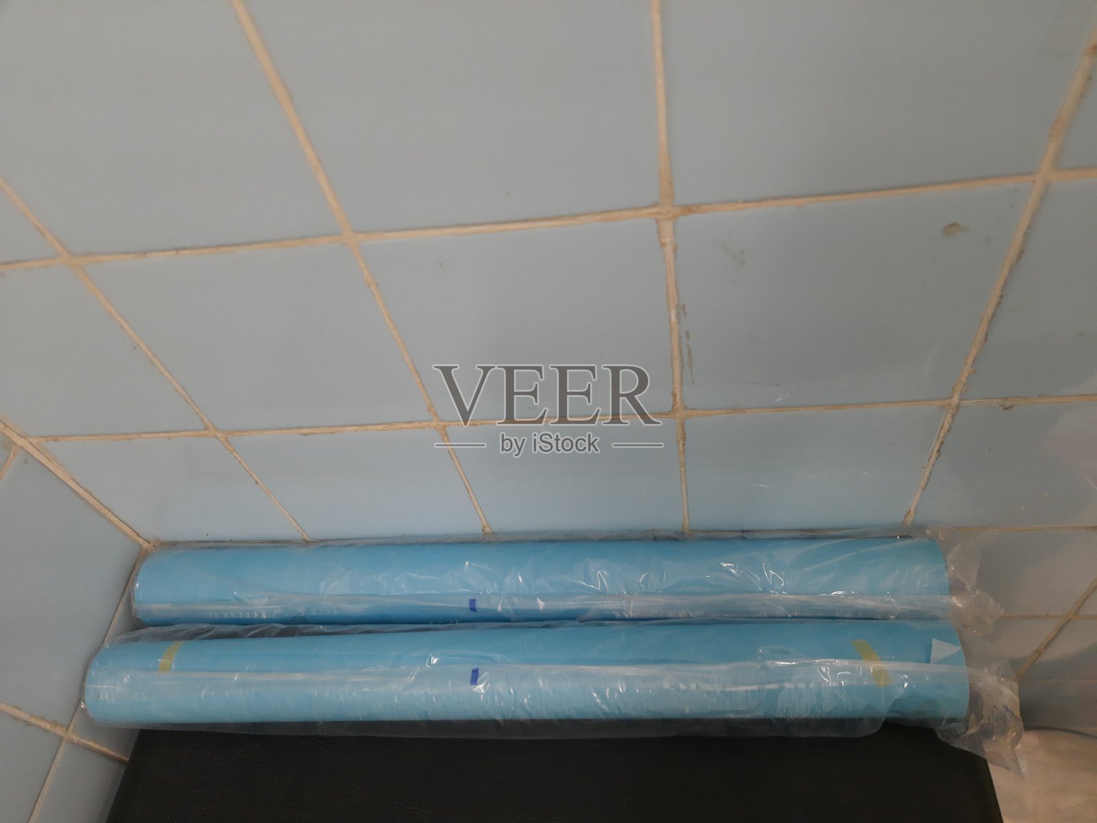 金属医用病床，棕色皮革和蓝色卷轴照片摄影图片