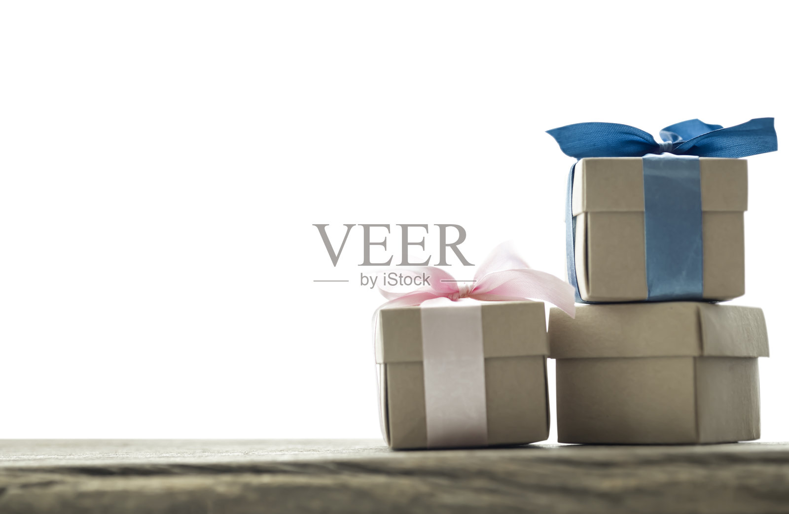 边界与礼品盒在木桌孤立的白色背景与剪贴路径。节日模板。照片摄影图片