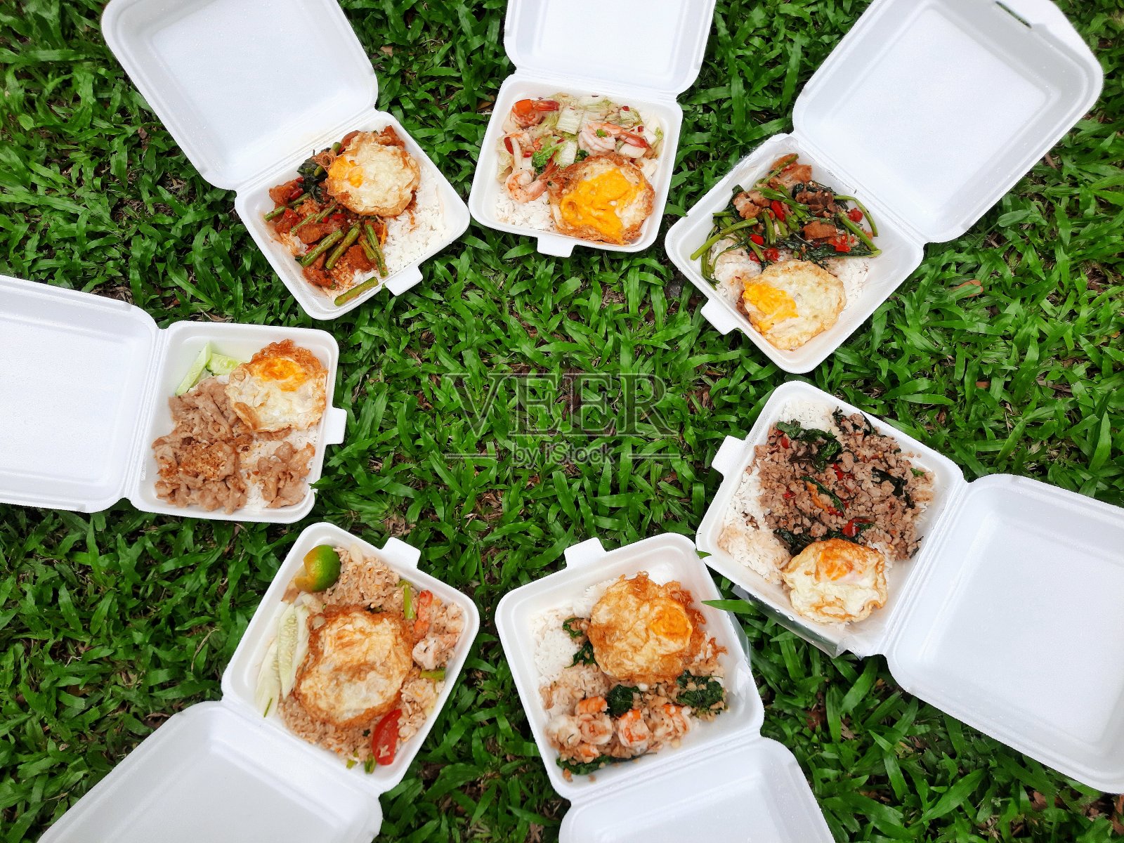 什锦曼谷街头食品(外卖)-绿色背景。照片摄影图片