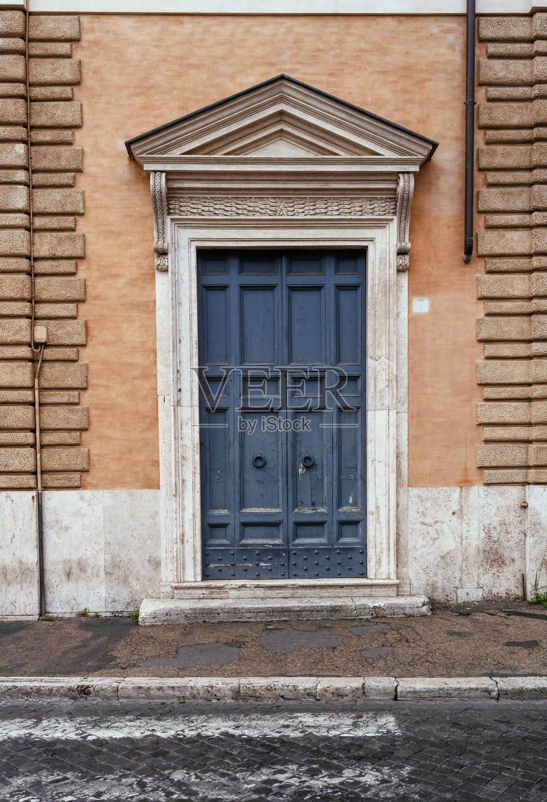 意大利罗马的门。旧公共建筑上的蓝门照片摄影图片