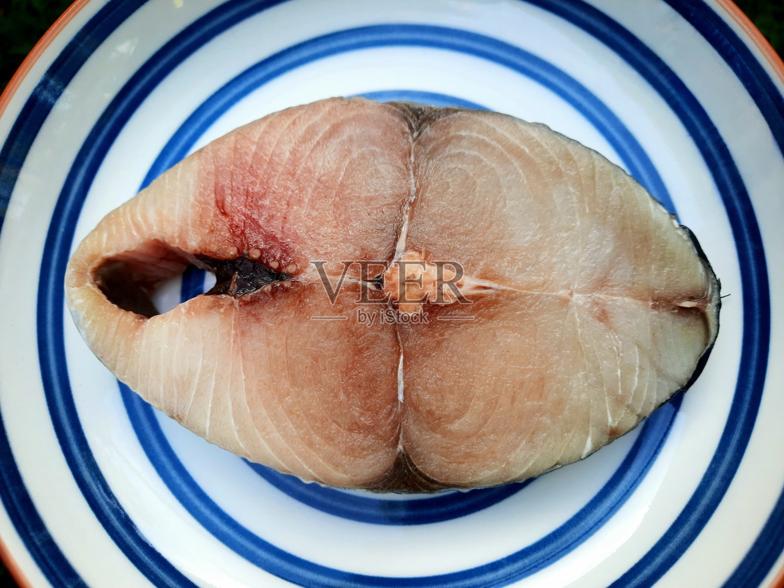 新鲜的鲭鱼片-食物准备。照片摄影图片