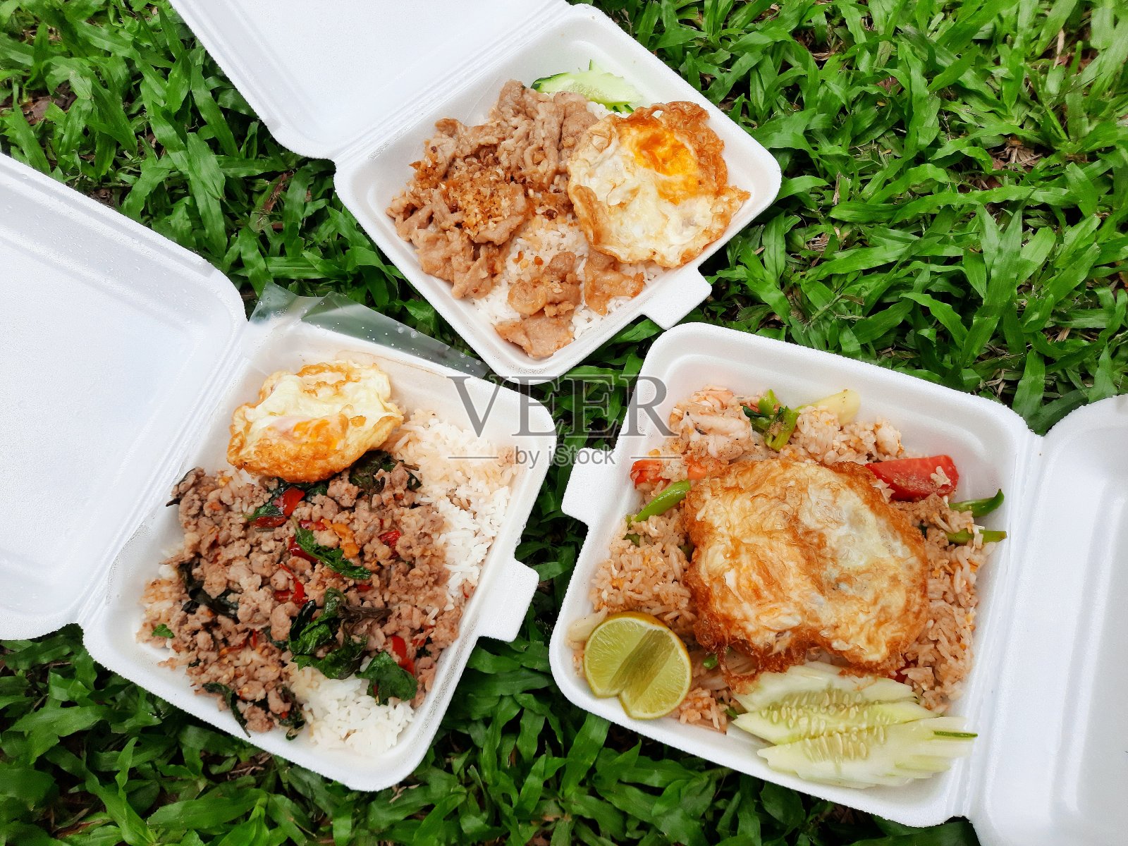 什锦曼谷街头食品(外卖)-绿色背景。照片摄影图片