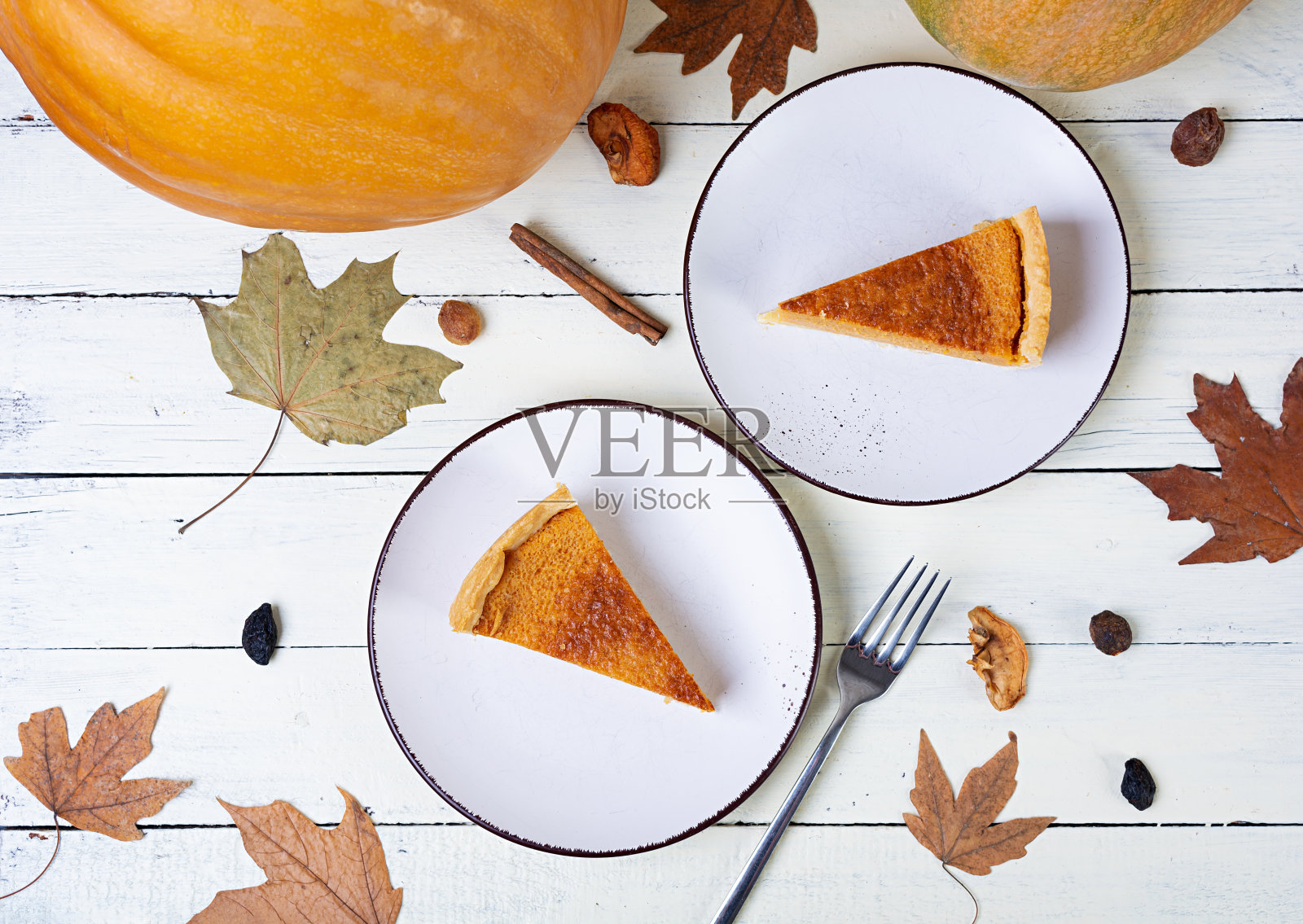 秋天假期的南瓜馅饼。美国南瓜派。万圣节的背景。照片摄影图片