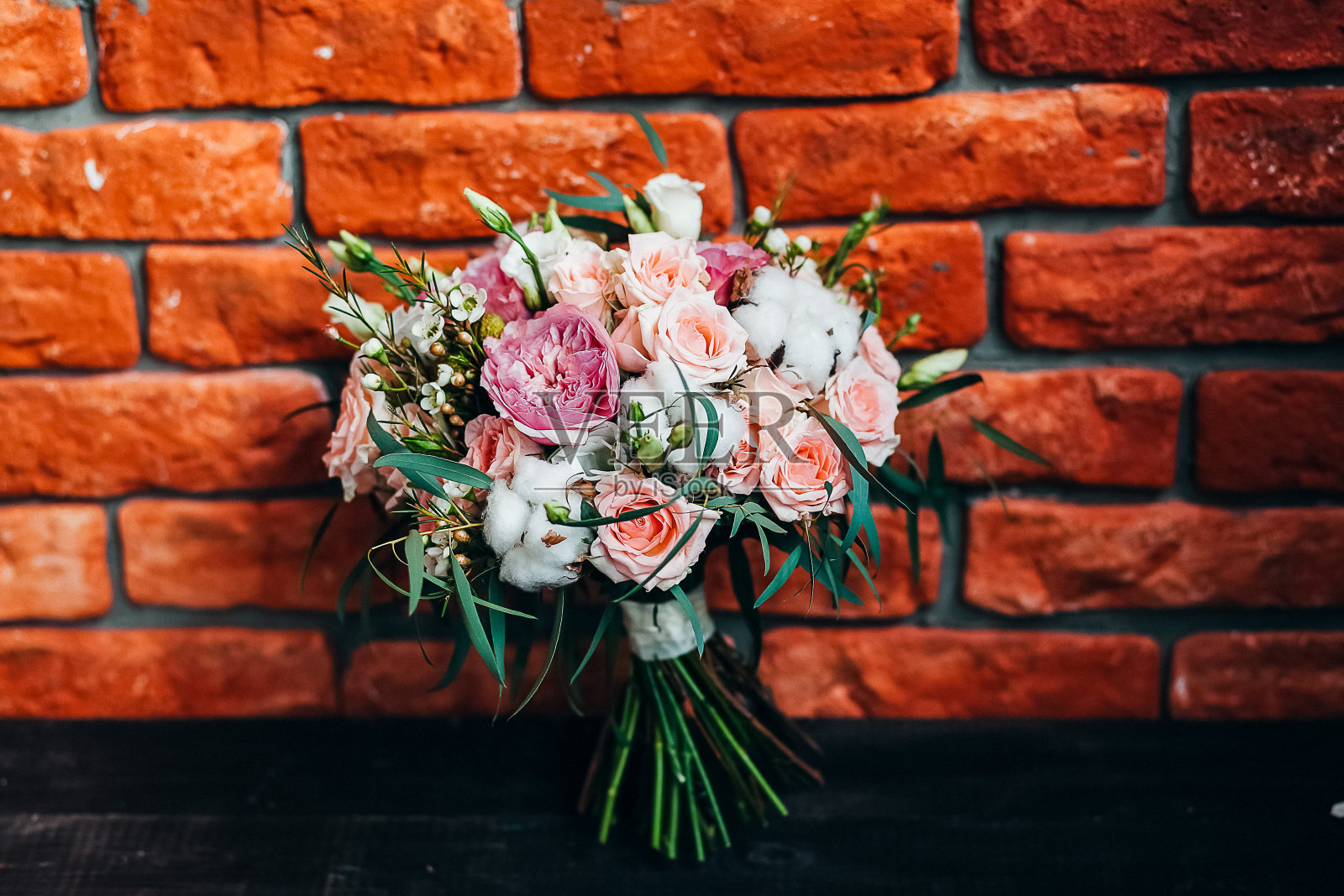 新娘花束，婚礼花束，鲜花花束，站在桌子上，插花在一个球的形状，婚礼花艺照片摄影图片