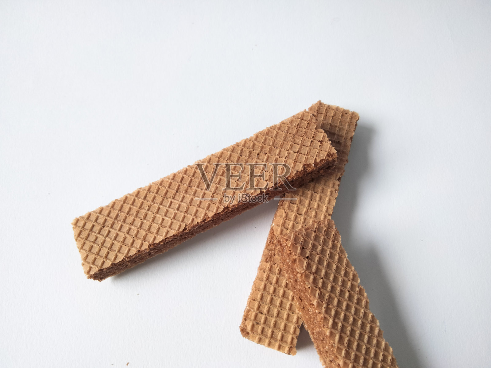 白色背景上的巧克力薄饼照片摄影图片