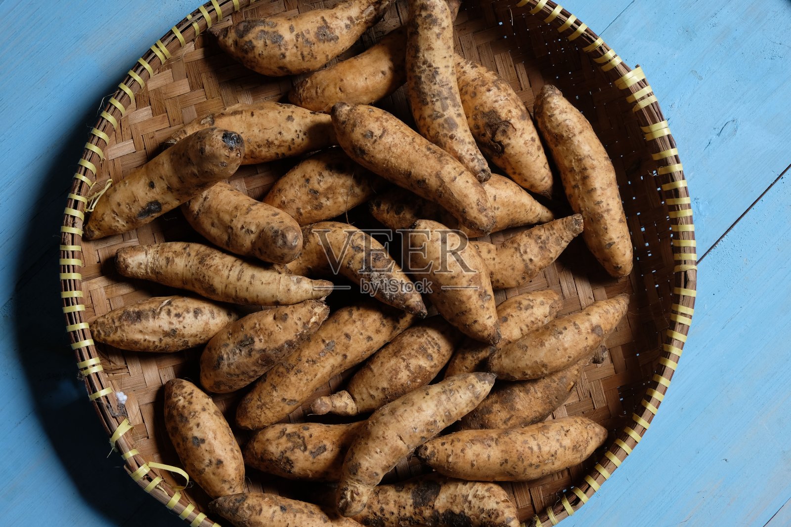 竹帘里的白薯。红薯是一种营养价值很高的碳水化合物。番薯甘薯。是非洲和亚洲的主食。尤比jalar或boled。照片摄影图片