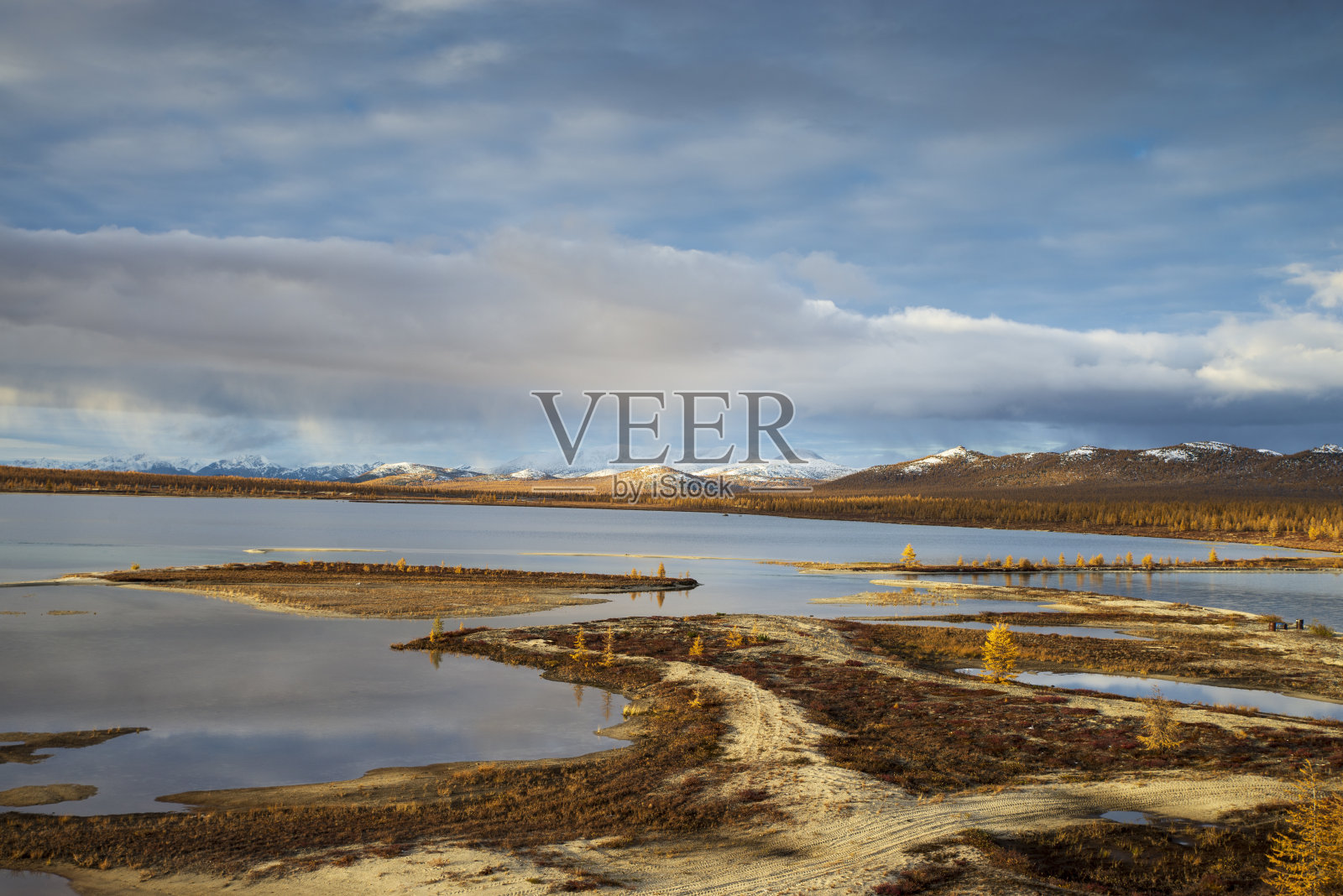 俄罗斯。马加丹州地区。美丽的莫蒙泰湖映衬着雪山。照片摄影图片