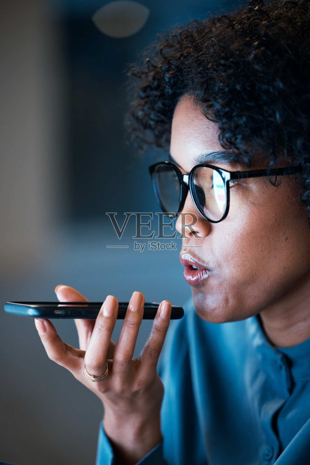 女人，工作时用智能手机和录音，交流时说话和交谈，上网或工作。电话，语音信息和扬声器的议程，战略和计划的网络，晚上或办公室照片摄影图片