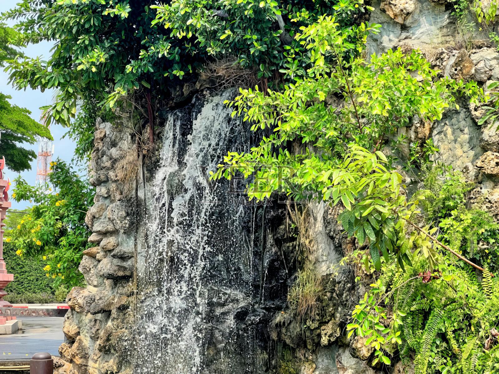 石墙上的瀑布。照片摄影图片