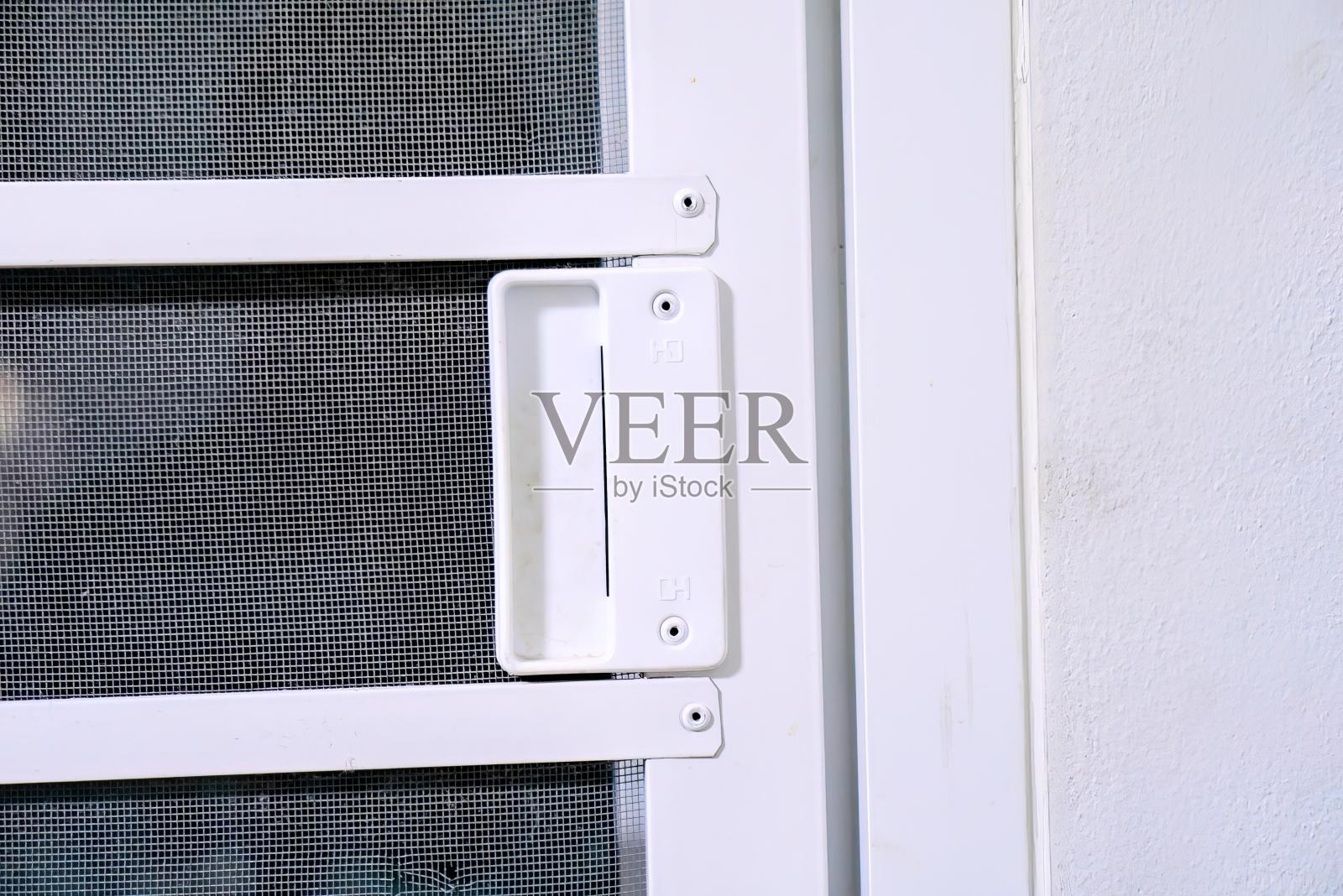 一扇带金属把手的白色门。照片摄影图片