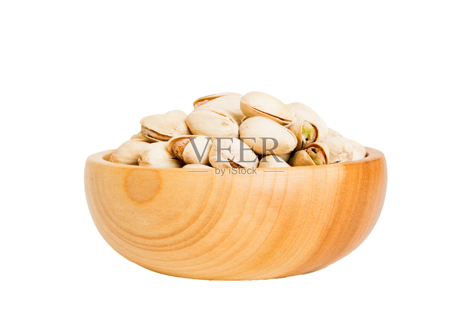 在碗里烤开心果孤立在白色背景。开心果是零食或生的或煮熟的。健康食物概念照片摄影图片