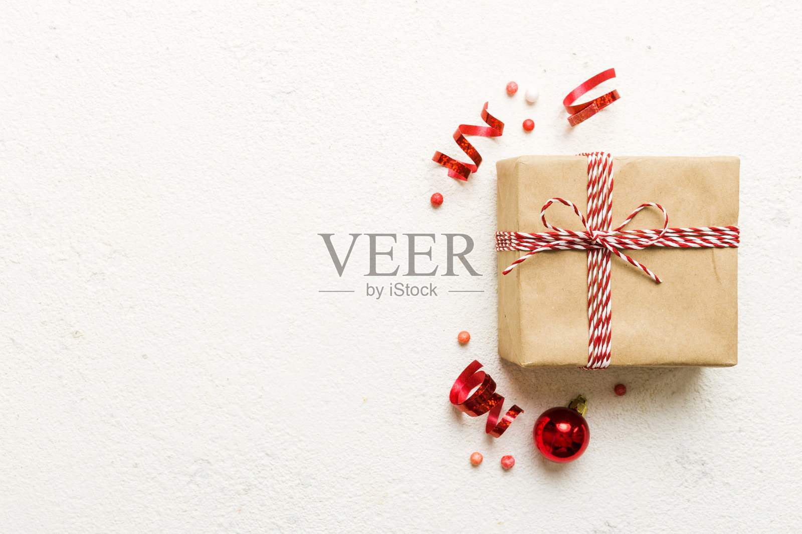 顶视图平面放置圣诞装饰品和礼盒在彩色背景与复制空间。圣诞或新年快乐作文照片摄影图片