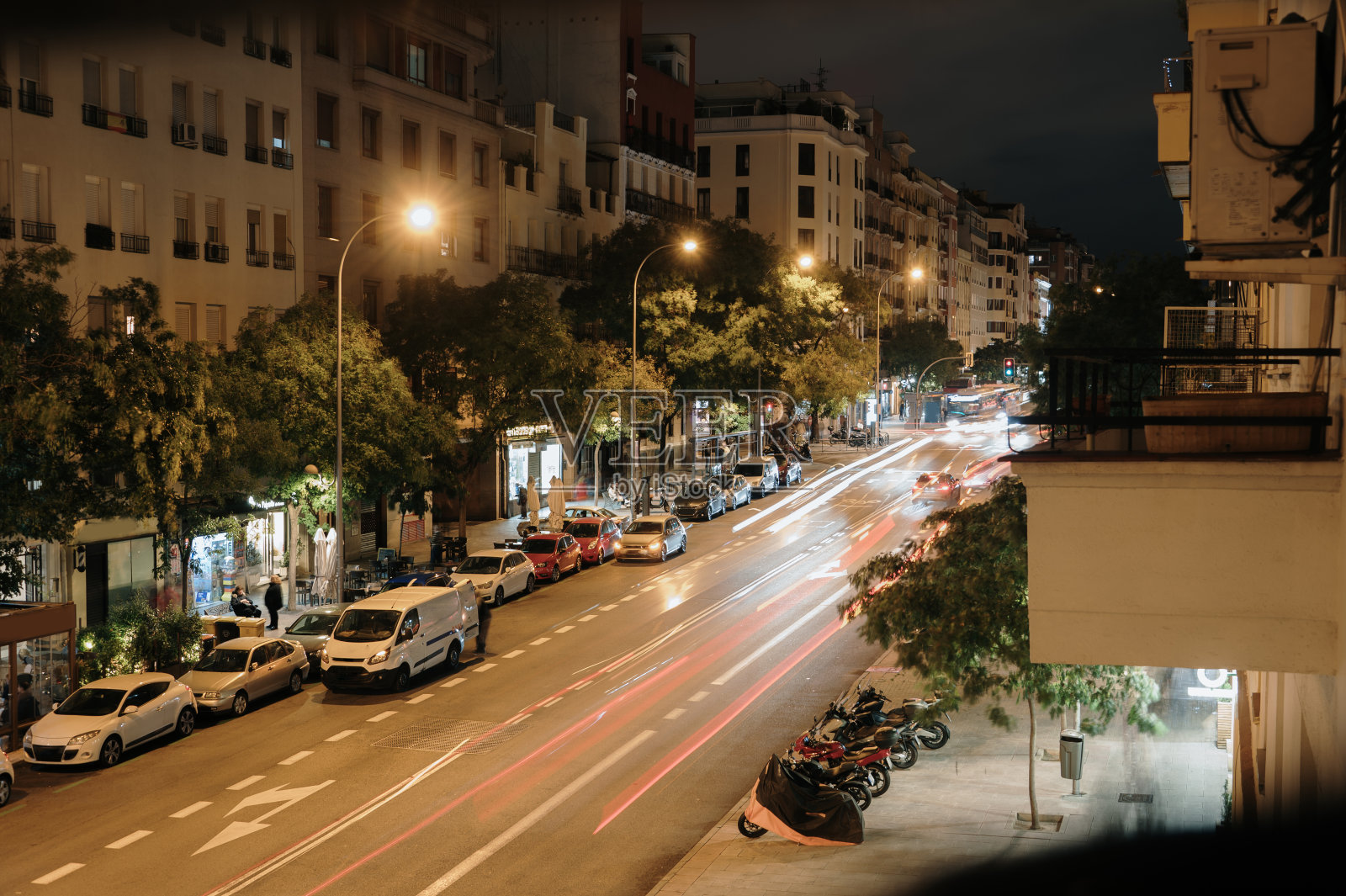 夜晚的城市街道照片摄影图片