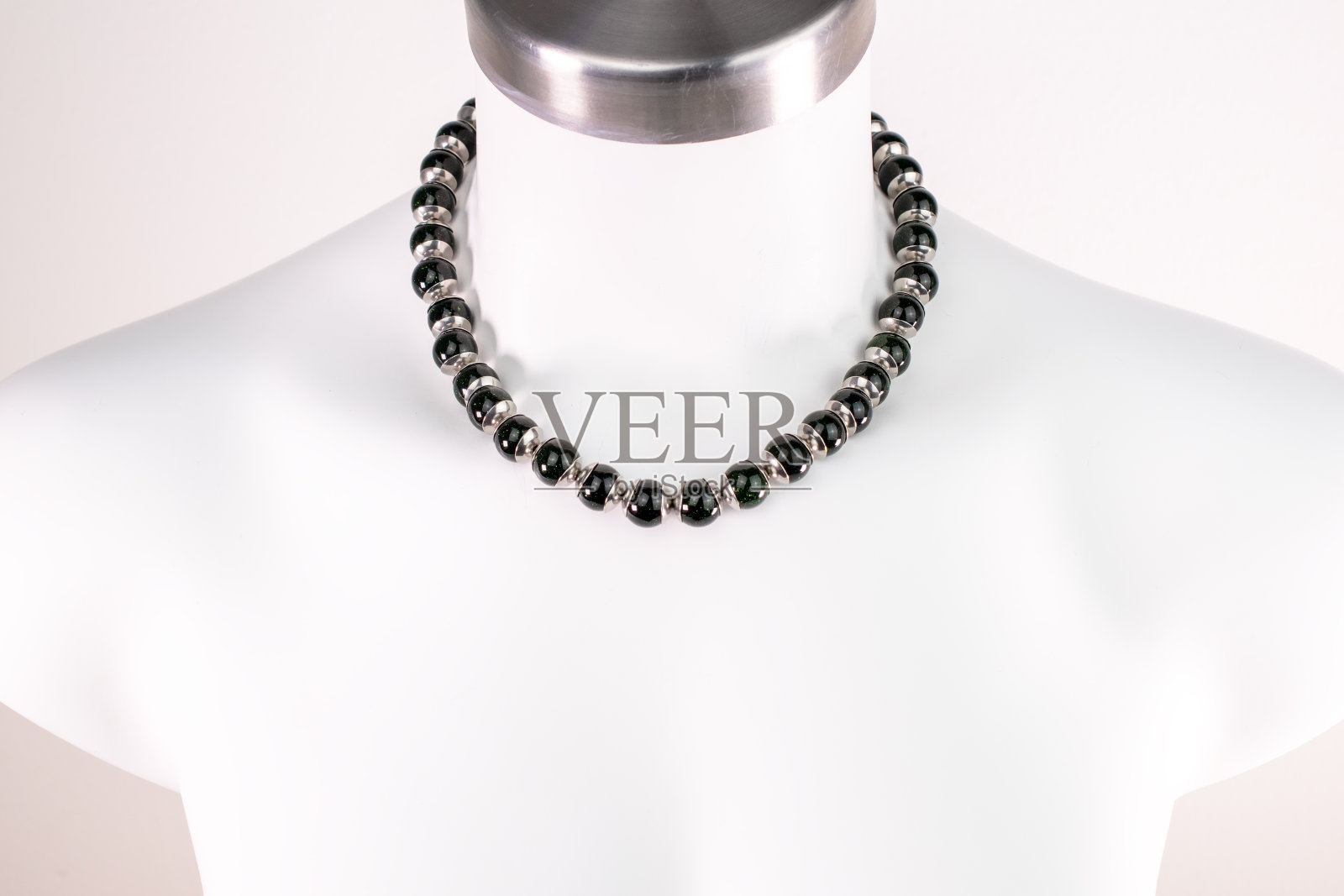 独特的美丽的项链上的女人一个白色的人体模型，复古珠宝的概念，宣传照片为网上珠宝店照片摄影图片