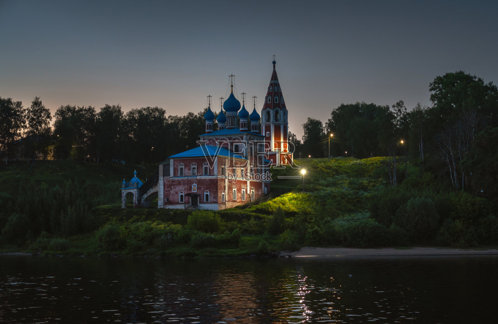 黄昏时分从伏尔加河上看喀山变形教堂照片摄影图片