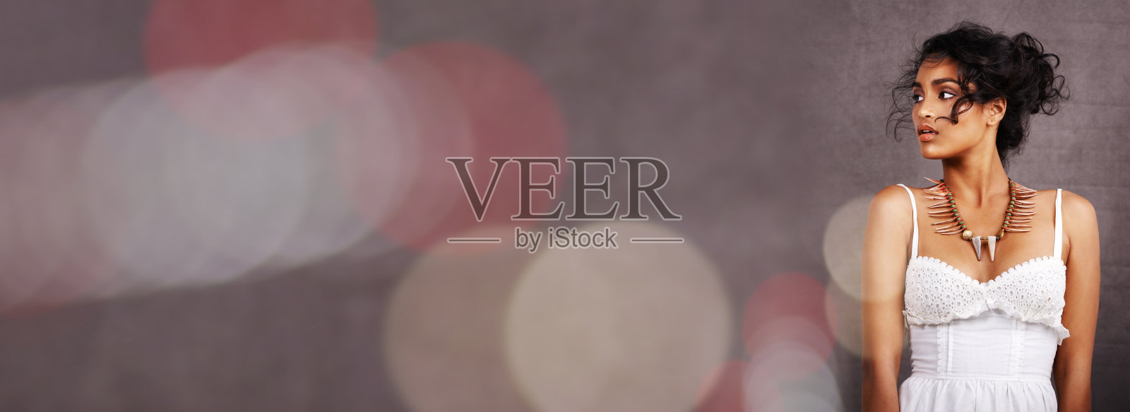 美女，旗帜和女人的化妆，时尚和自信的模型空间。沙龙覆盖，皮肤科和人与化妆品，魅力和豪华辉光在时尚的衣服上双重曝光照片摄影图片