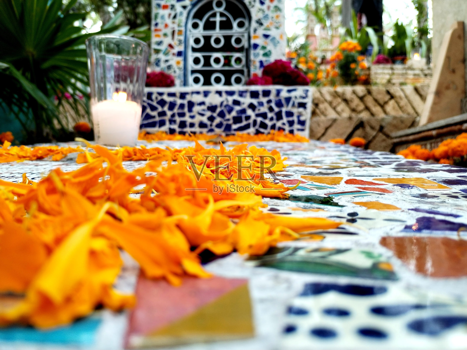 墨西哥亡灵节祭坛：鲜花与墓碑照片摄影图片