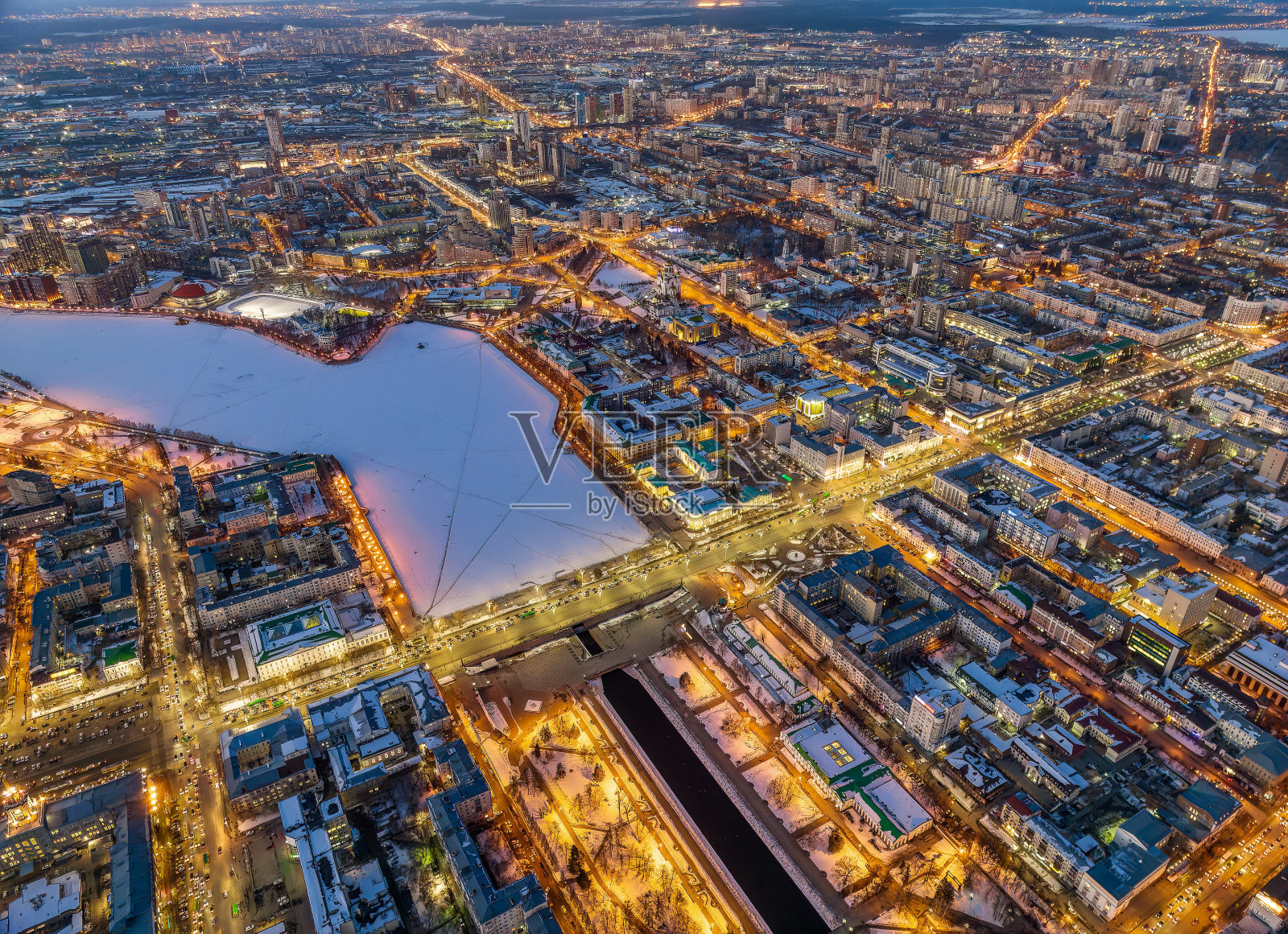 叶卡捷琳堡中央池塘和普罗廷卡的堤岸，在冬季日落。俄罗斯叶卡捷琳堡的历史中心，鸟瞰图照片摄影图片