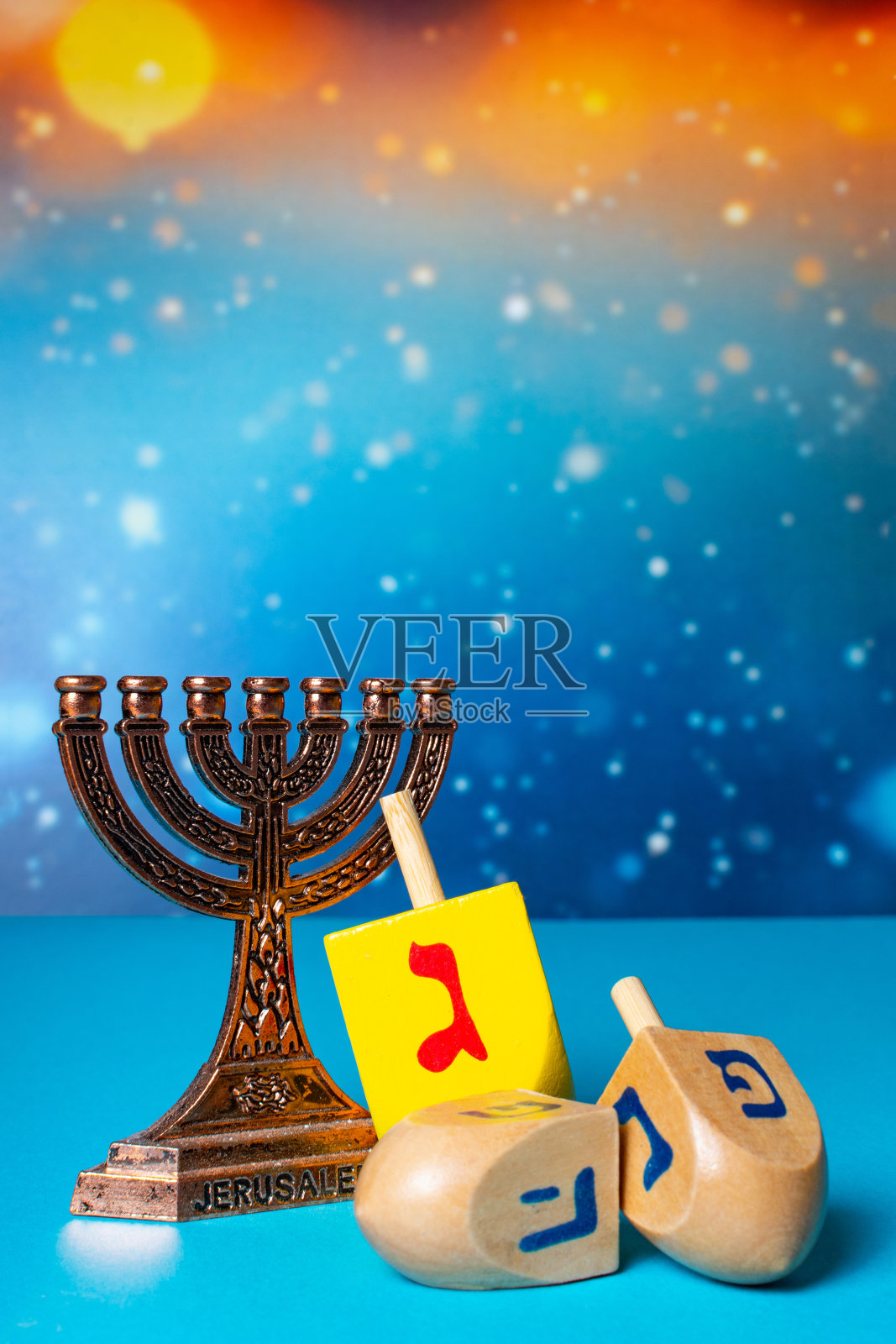 光明节烛台和陀螺贺卡照片摄影图片