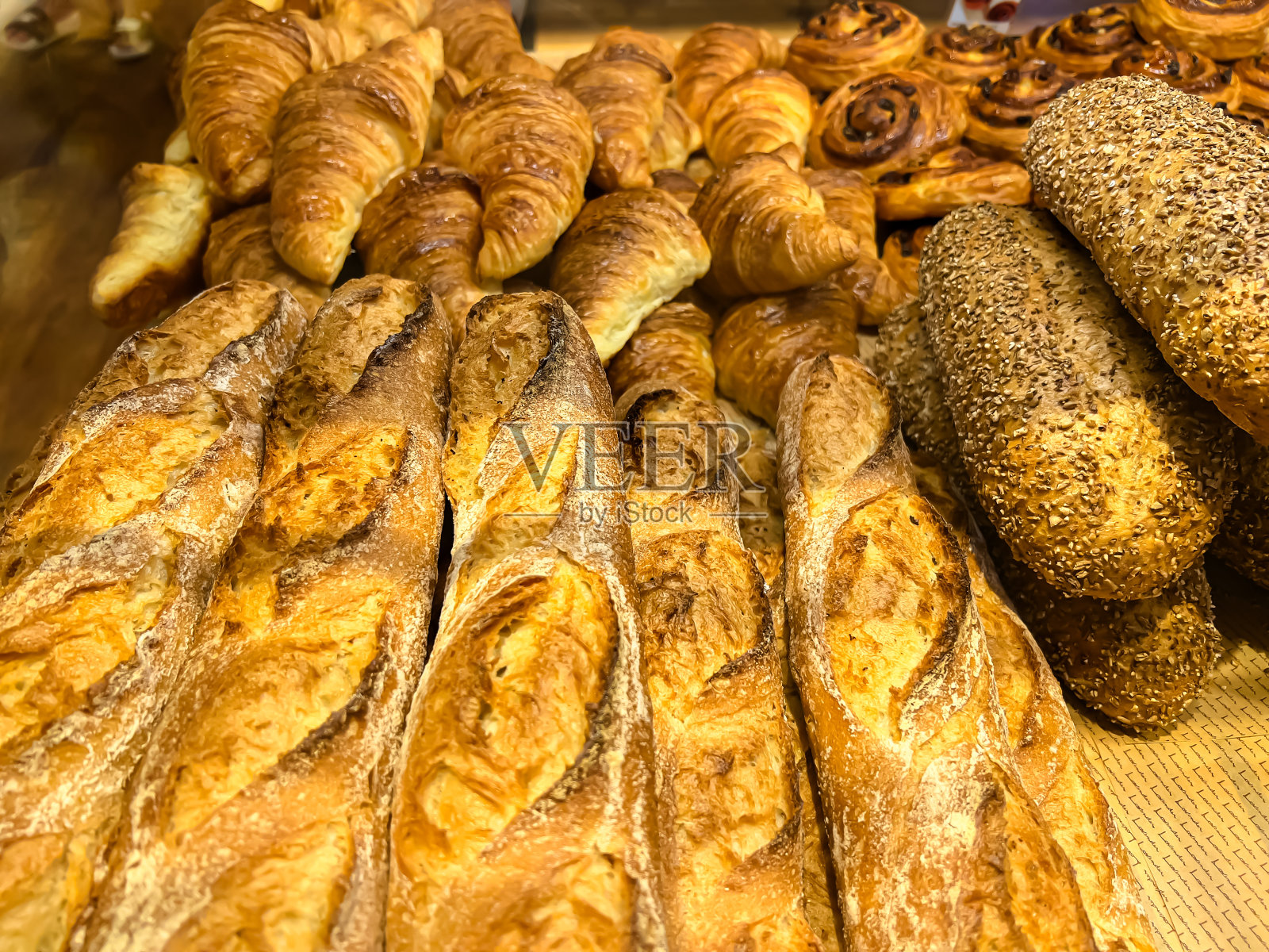 桌上放着新鲜芬芳的面包照片摄影图片