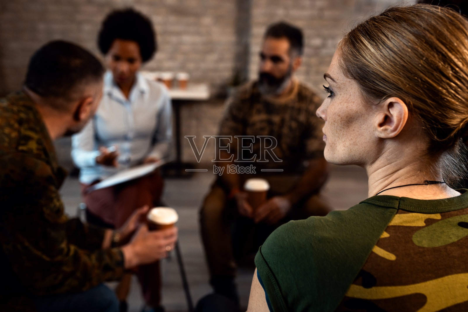 一群不同的退伍军人在创伤后应激障碍支持小组谈话。照片摄影图片