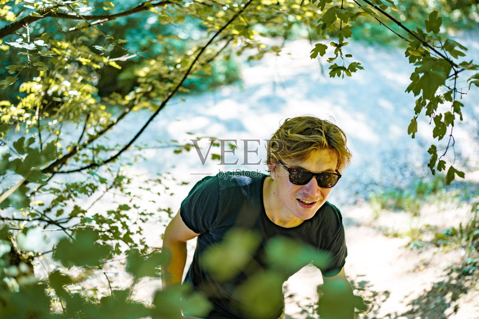 年轻的徒步旅行者走在陡峭的小路上照片摄影图片