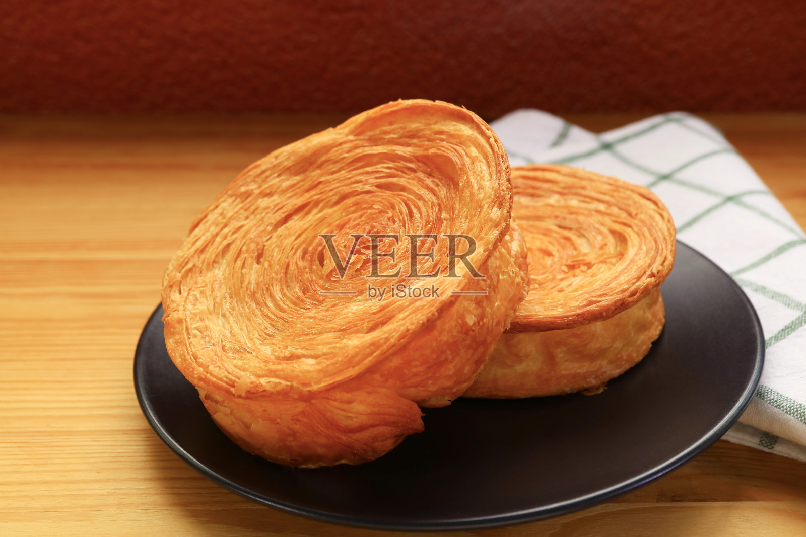 一对超级牛角面包，具有木环般的质感照片摄影图片