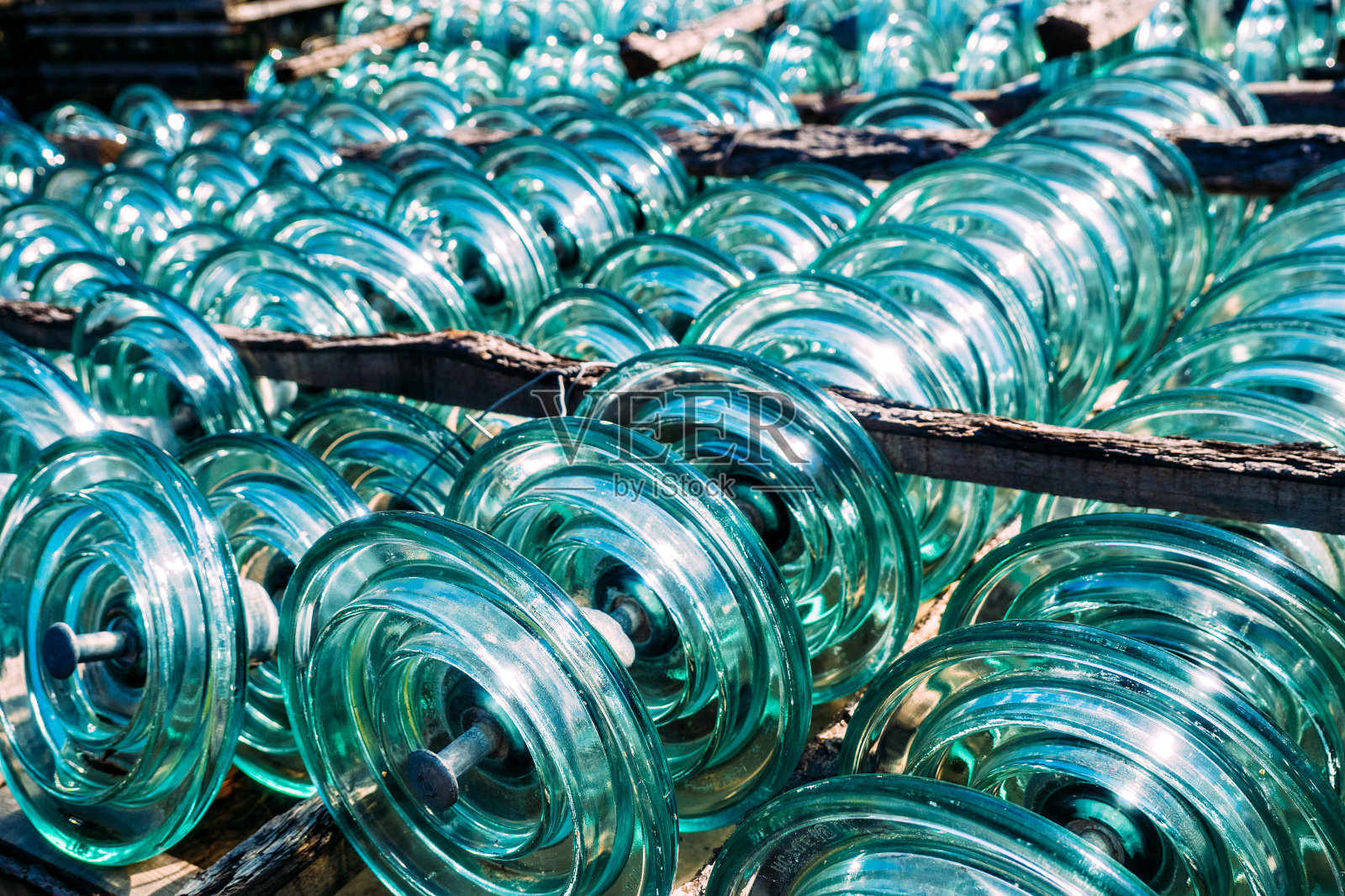 玻璃透明高压绝缘子入库。工业背景照片摄影图片